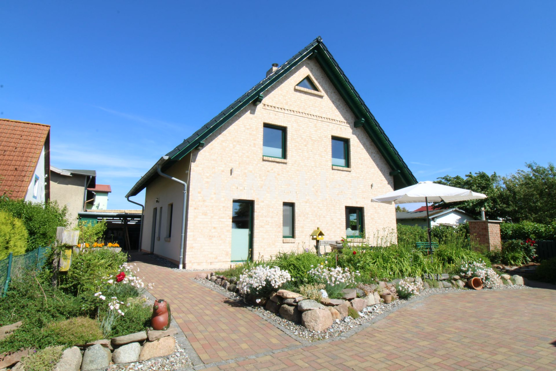Einfamilienhaus in Polchow auf Rügen - Wohnen auf 3 Ebenen in erster Wasserlage am Bodden