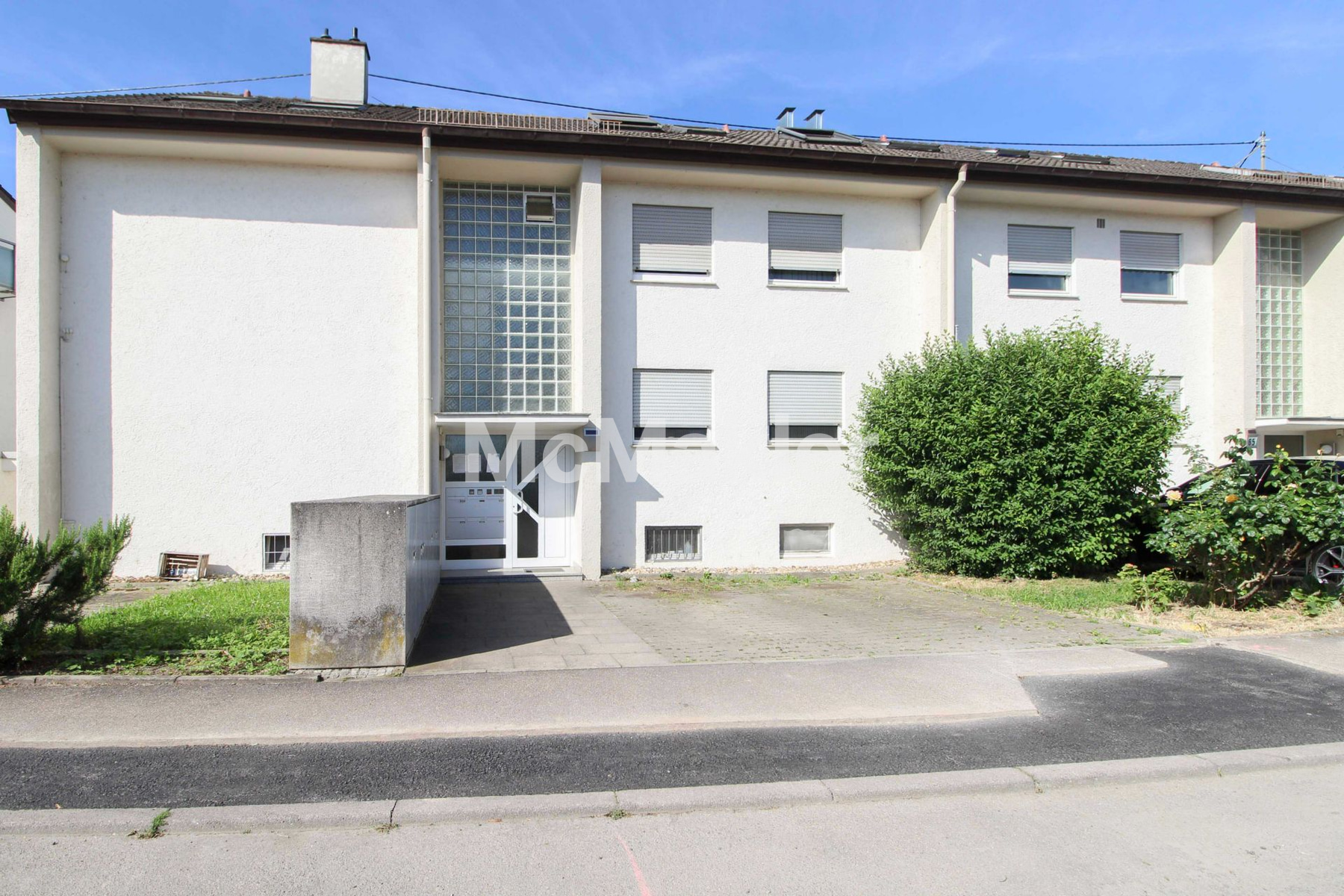 Klein, fein und voller Komfort – charmante Dachgeschosswohnung mit Balkon, Klimaanlage & Stellplatz