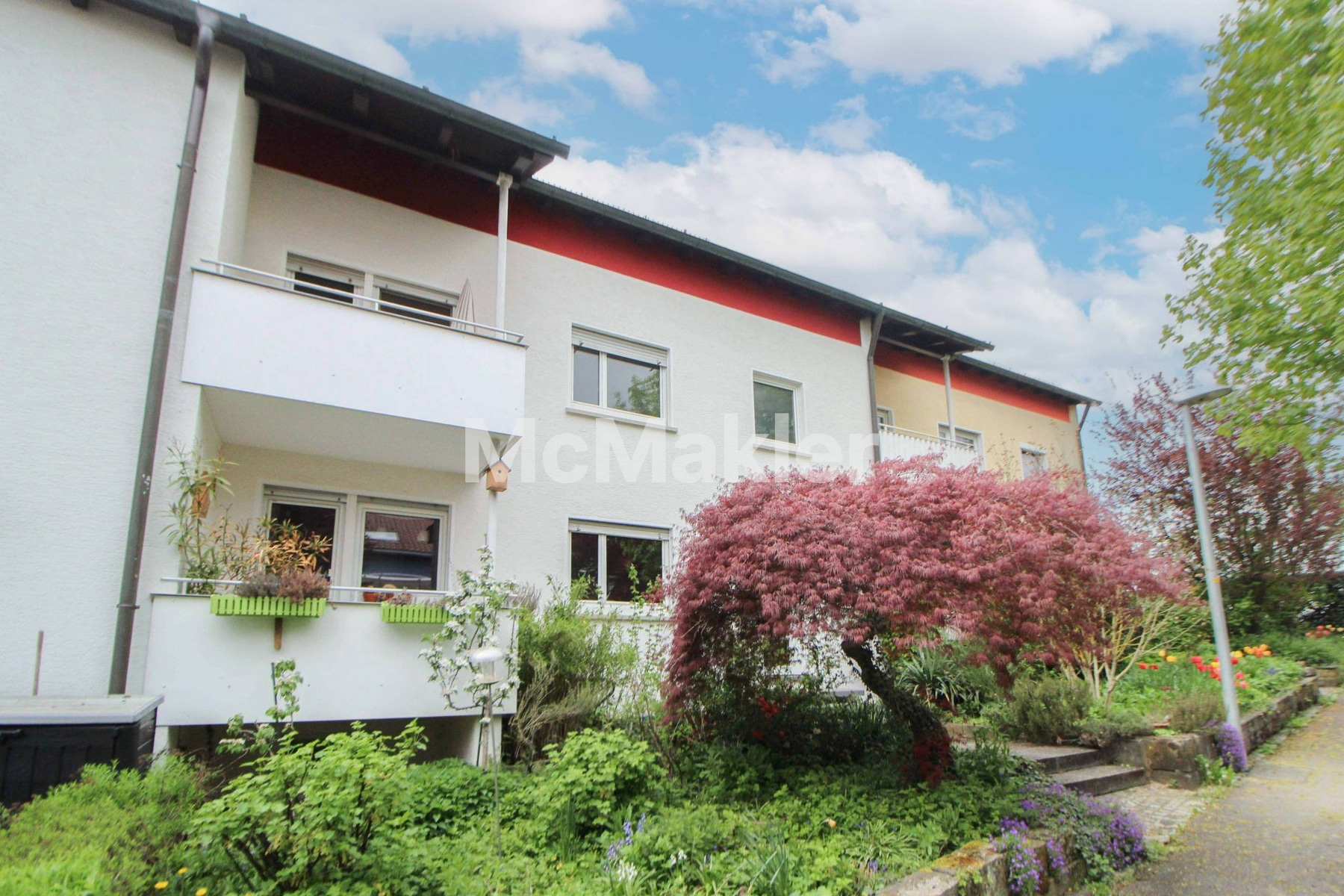 Flexibel nutzbares RMH mit 2–3 Wohneinheiten, Garten, Balkone und zwei Garagen in Feldrandlage