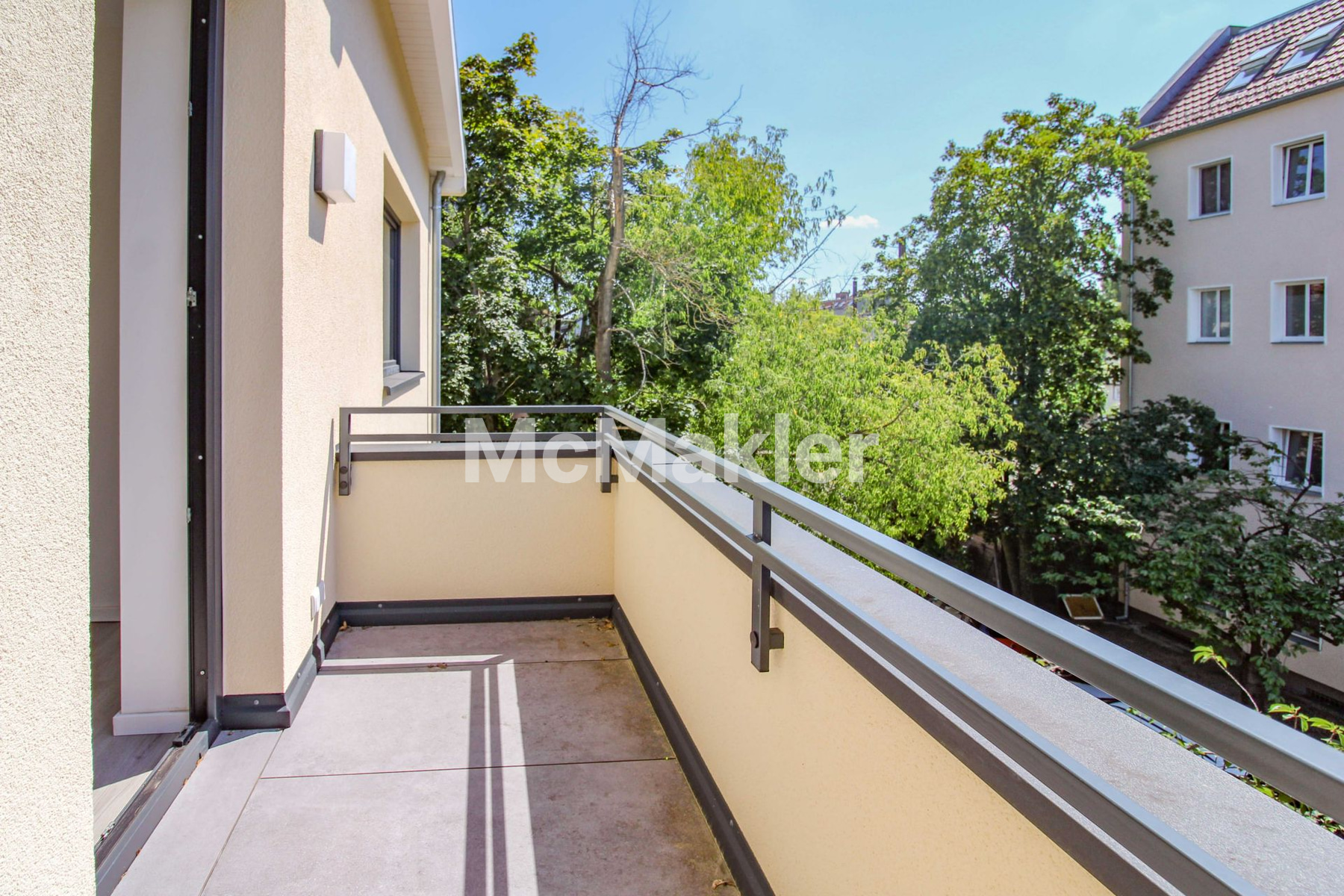 Sofort einziehen: Moderne, lichtdurchflutete Dachgeschosswohnung mit Balkon in Reinickendorf