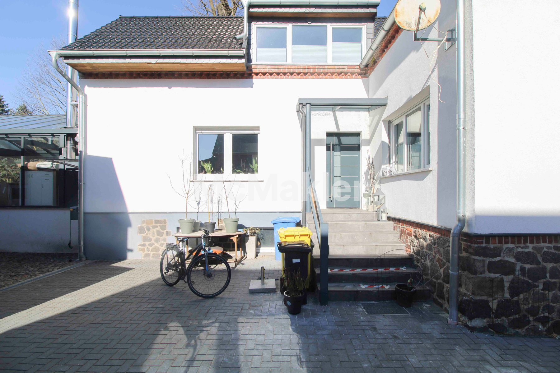 Gehoben und neuwertig: 7-Zi.-EFH mit Garten in Burgstall
