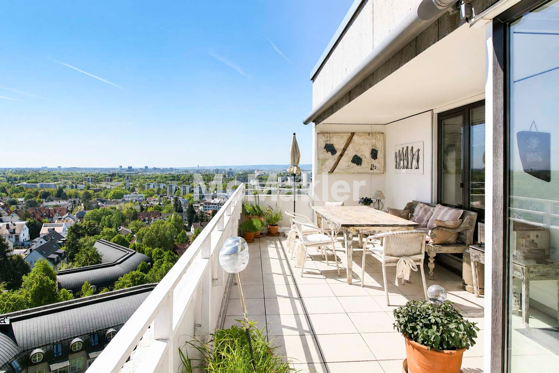 Panorama über den Dächern Frankfurts – Stilvolle DG-Wohnung mit XXL-Terrasse