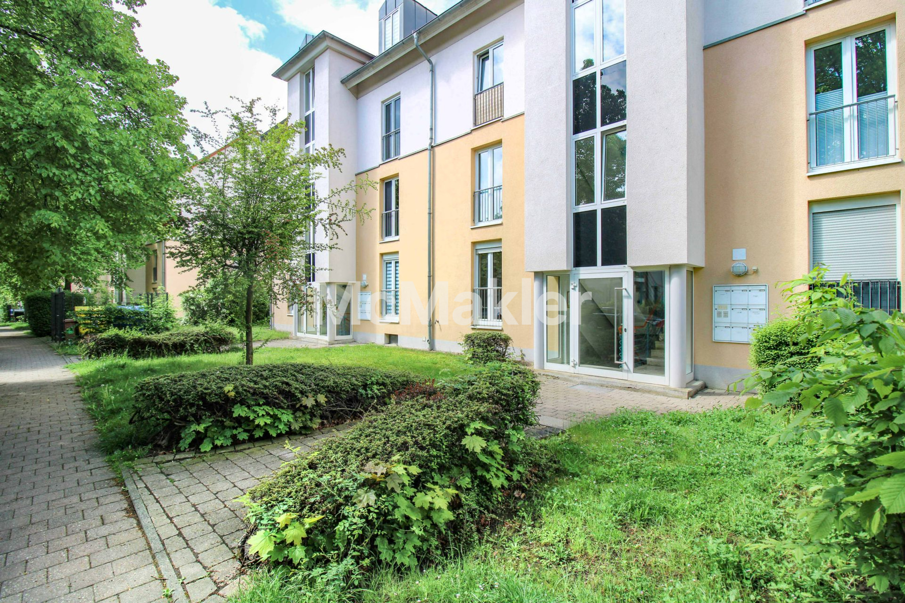Bezugsfrei und barrierearm: 2-Zi.-WHG mit Terrasse und Stellplatz