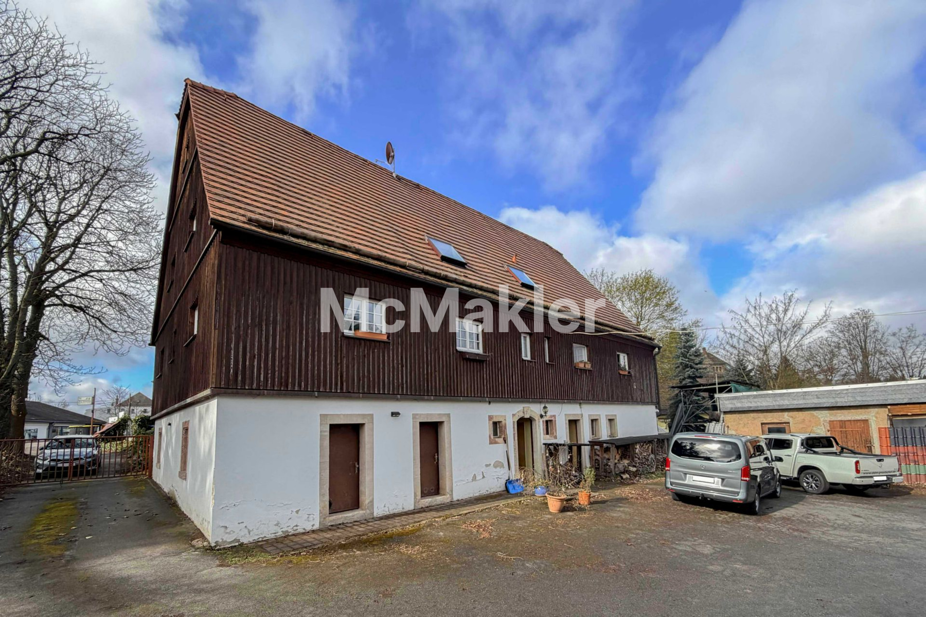Gepflegtes Bauernhaus inkl. Schuppen samt Garten, 2 Garagen und Freistellplätzen