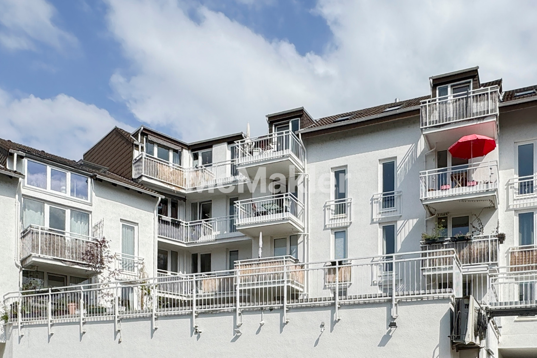 Bezugsfreie, helle 2-Zi.-Wohnung mit 2 Balkonen und Stellplatz in Rhein- und Zentrumsnähe in Bonn