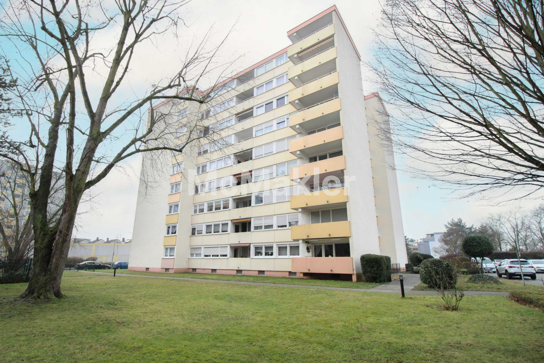 Helle 4,5-Zimmer EG-Wohnung mit Balkon und PKW-Freistellplatz