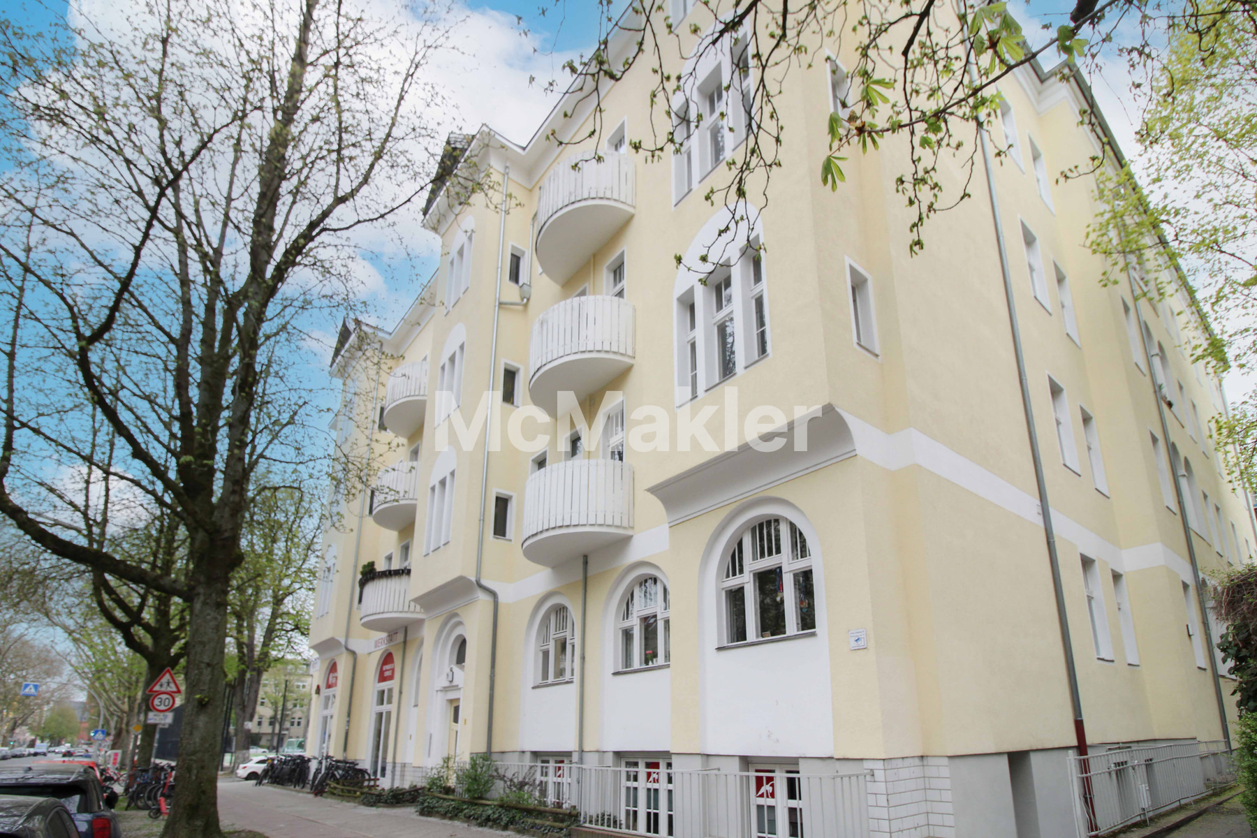 Attraktive 2-Zimmer-Wohnung in Berlin-Friedenau mit großzügigem Wohnbereich und Loggia 