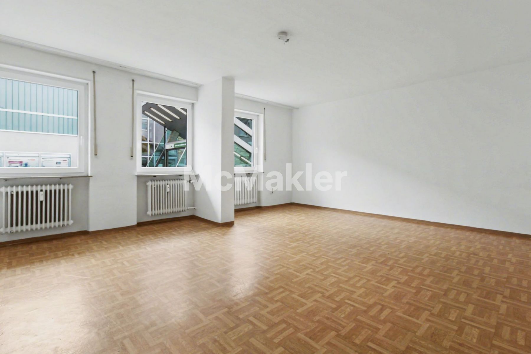 U-Bahn vor der Tür. Frei für Ihre Pläne. 2-Zimmer-Citywohnung im barrierearmen Erdgeschoss.