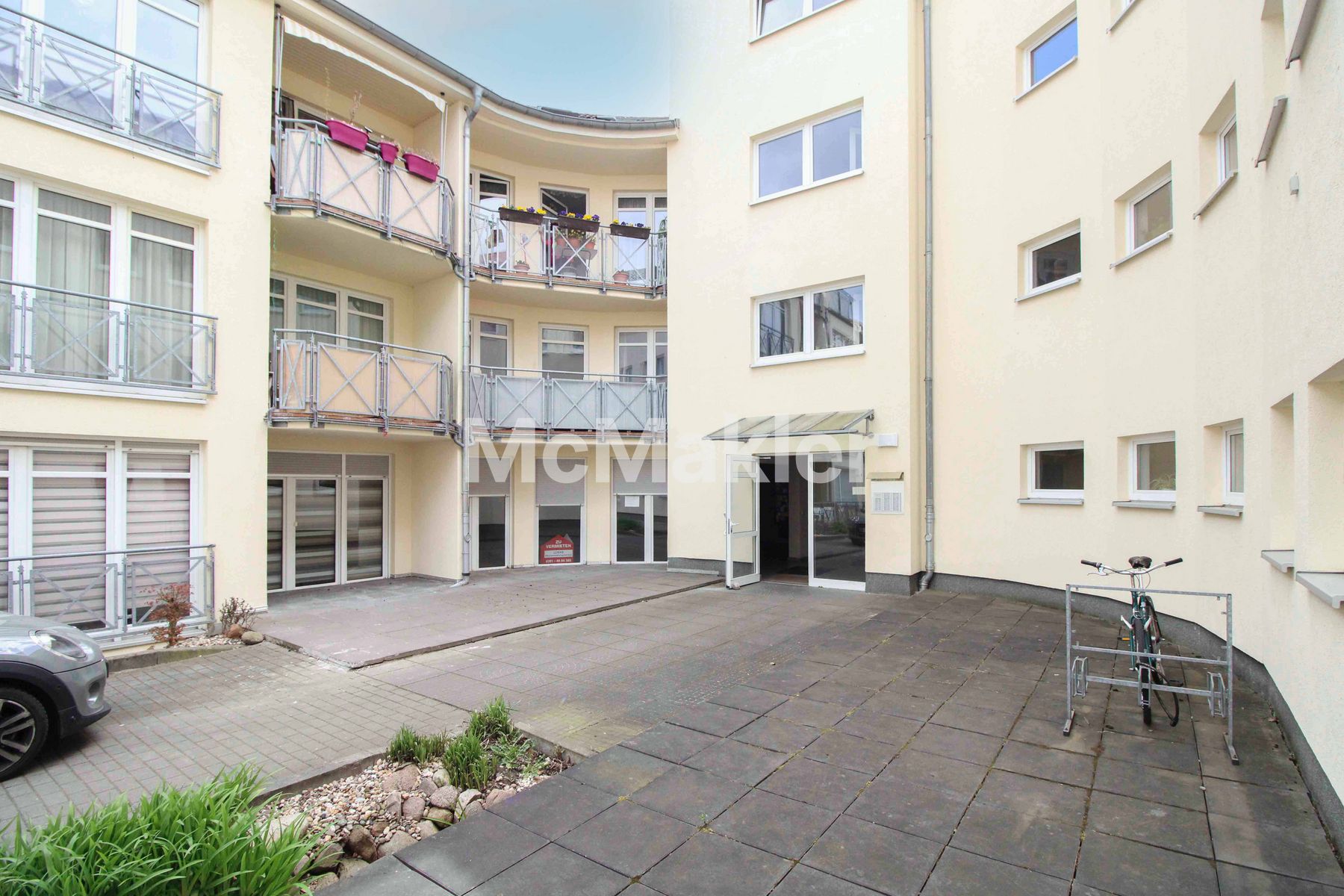 Bequem leben: Altersgerechte Wohnung mit Aufzug und sonnigem Balkon