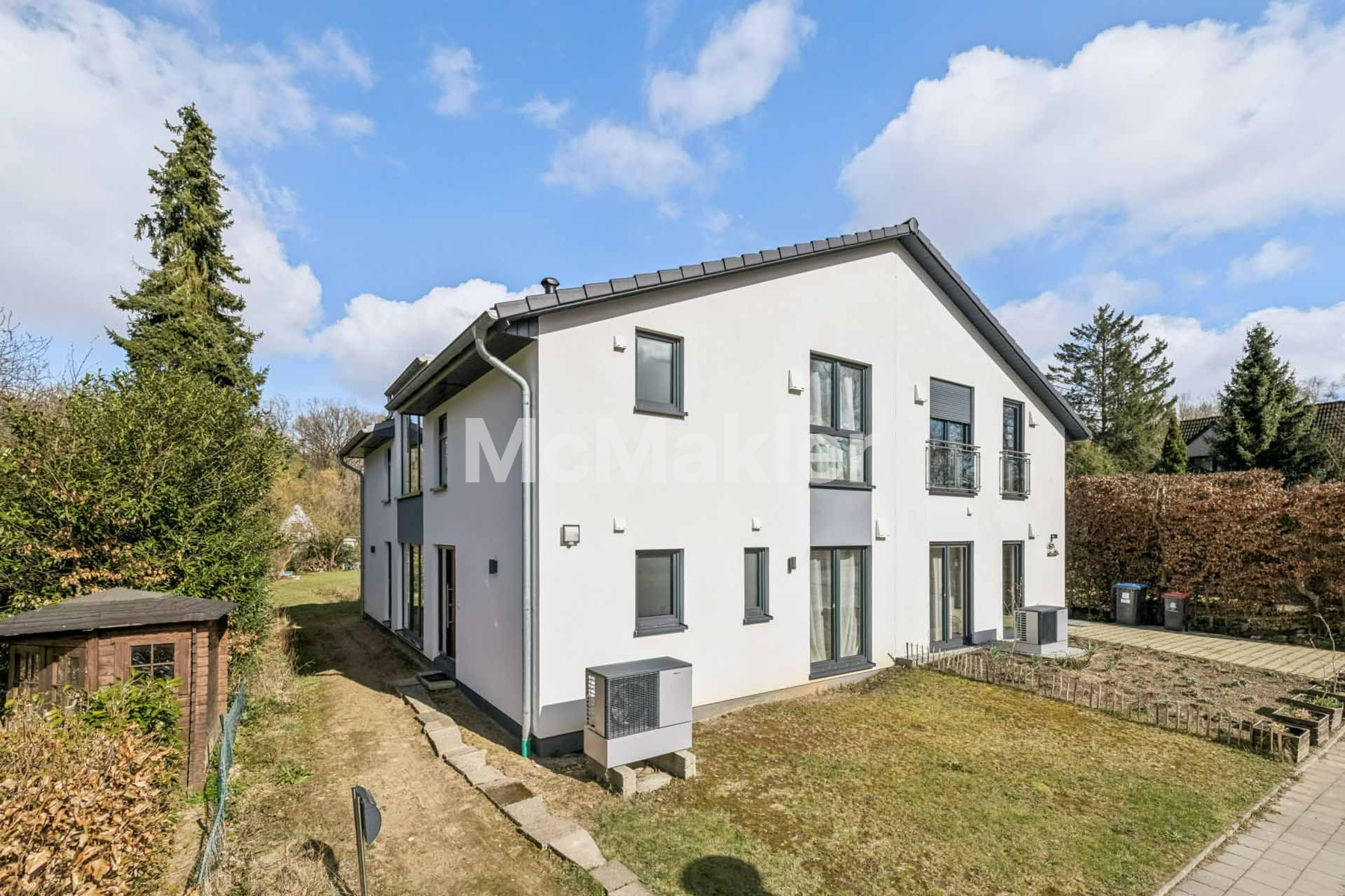 Architektur trifft Design: Hochwertige DHH in den Walddörfern