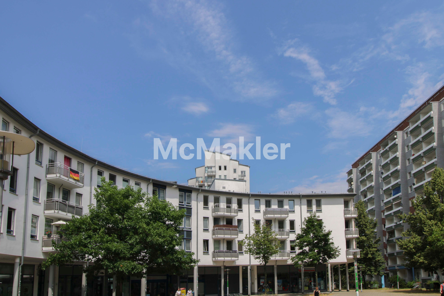 Unkompliziert einziehen oder :  2-Zi.-ETW mit Balkon, TG-Stellplatz und Aufzug in guter Lage