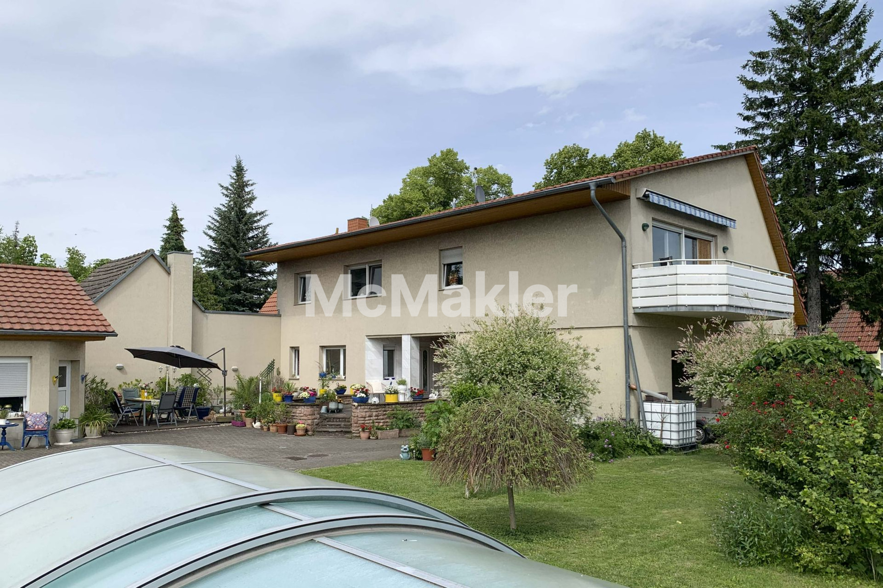 Modernisiertes Einfamilienhaus mit weitläufigem Garten und exklusivem Poolbereich