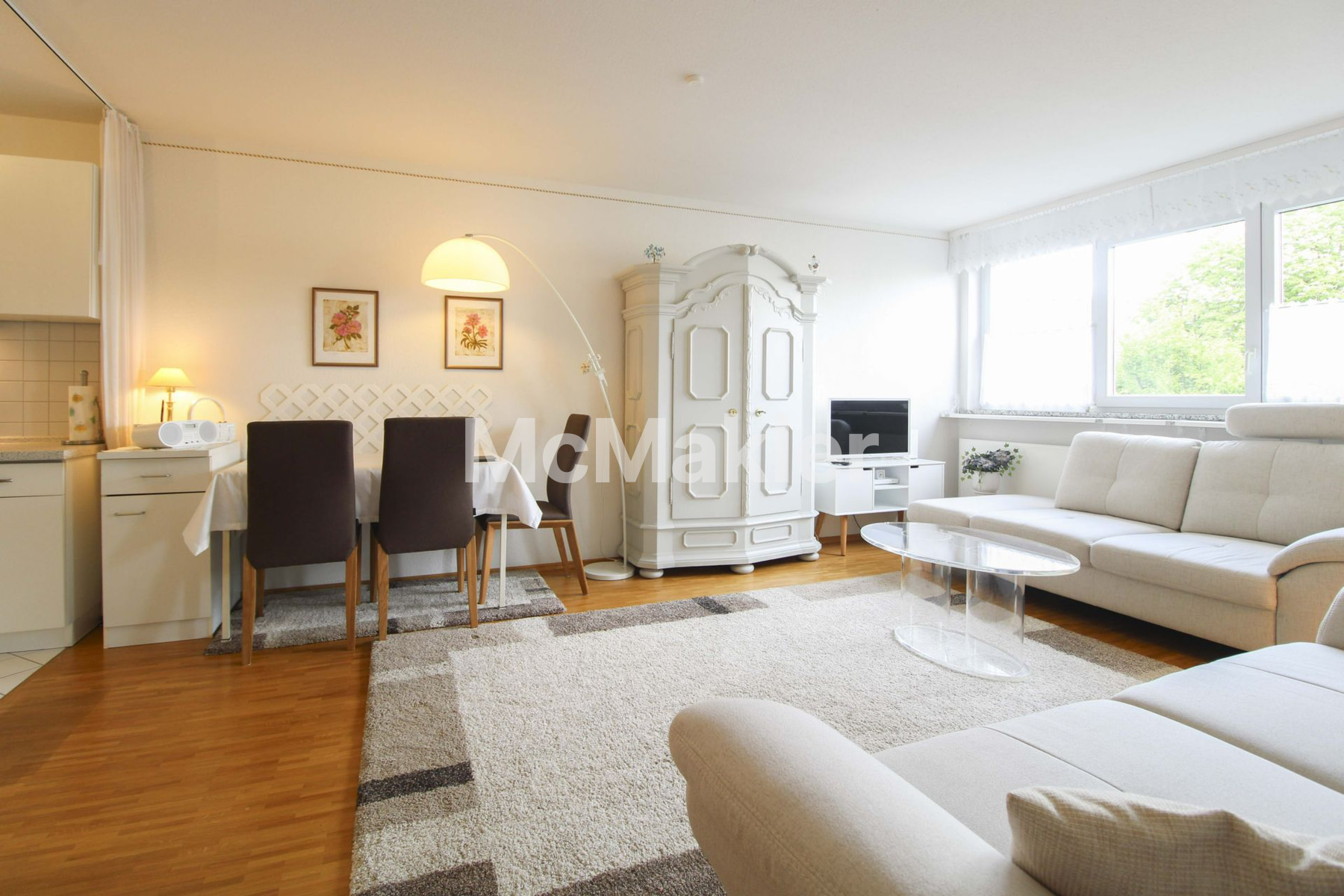 Stilvolle, voll möblierte 2-Zimmer-Wohnung mit einzigartigem Balkon & Wintergartenfunktion