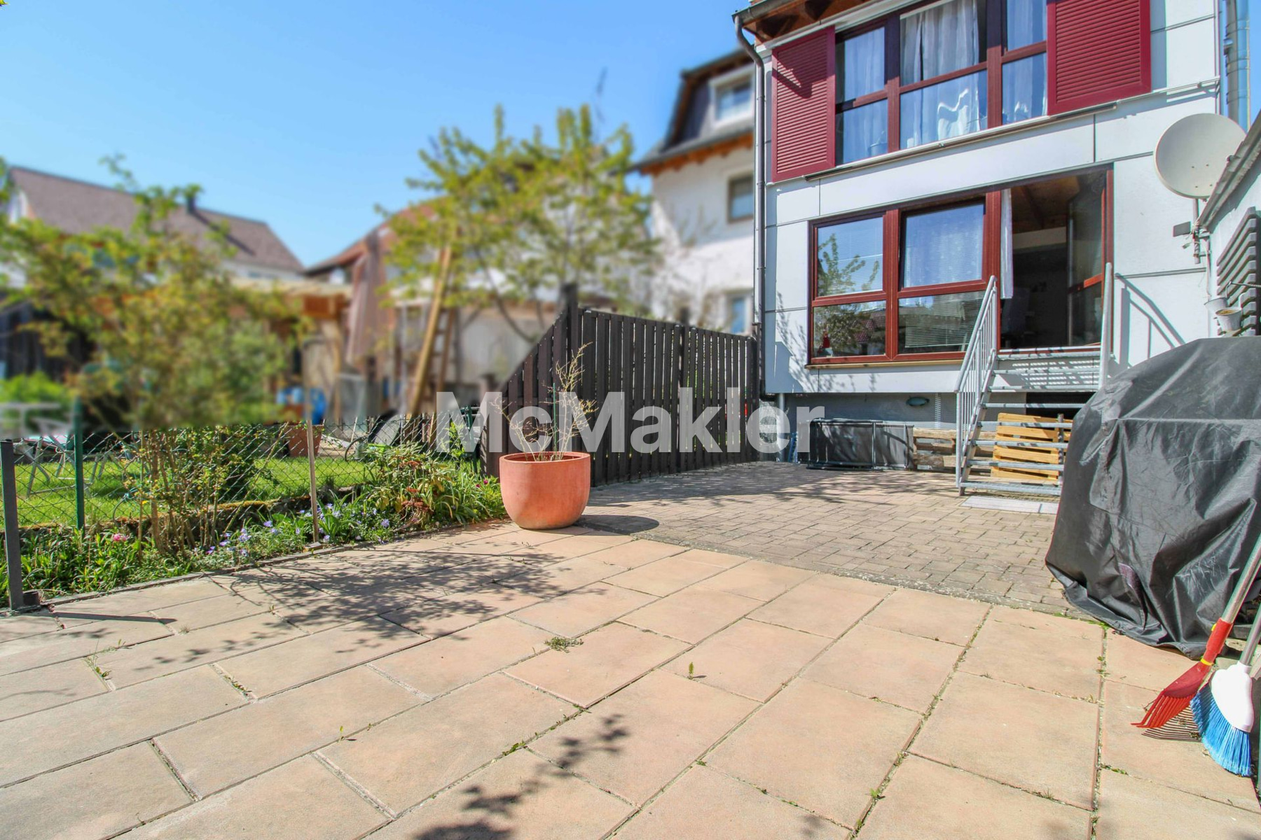 Einziehen und Wohlfühlen - Doppelhaushälfte mit großer Terrasse ; Garage und 4 Außenstellplätze