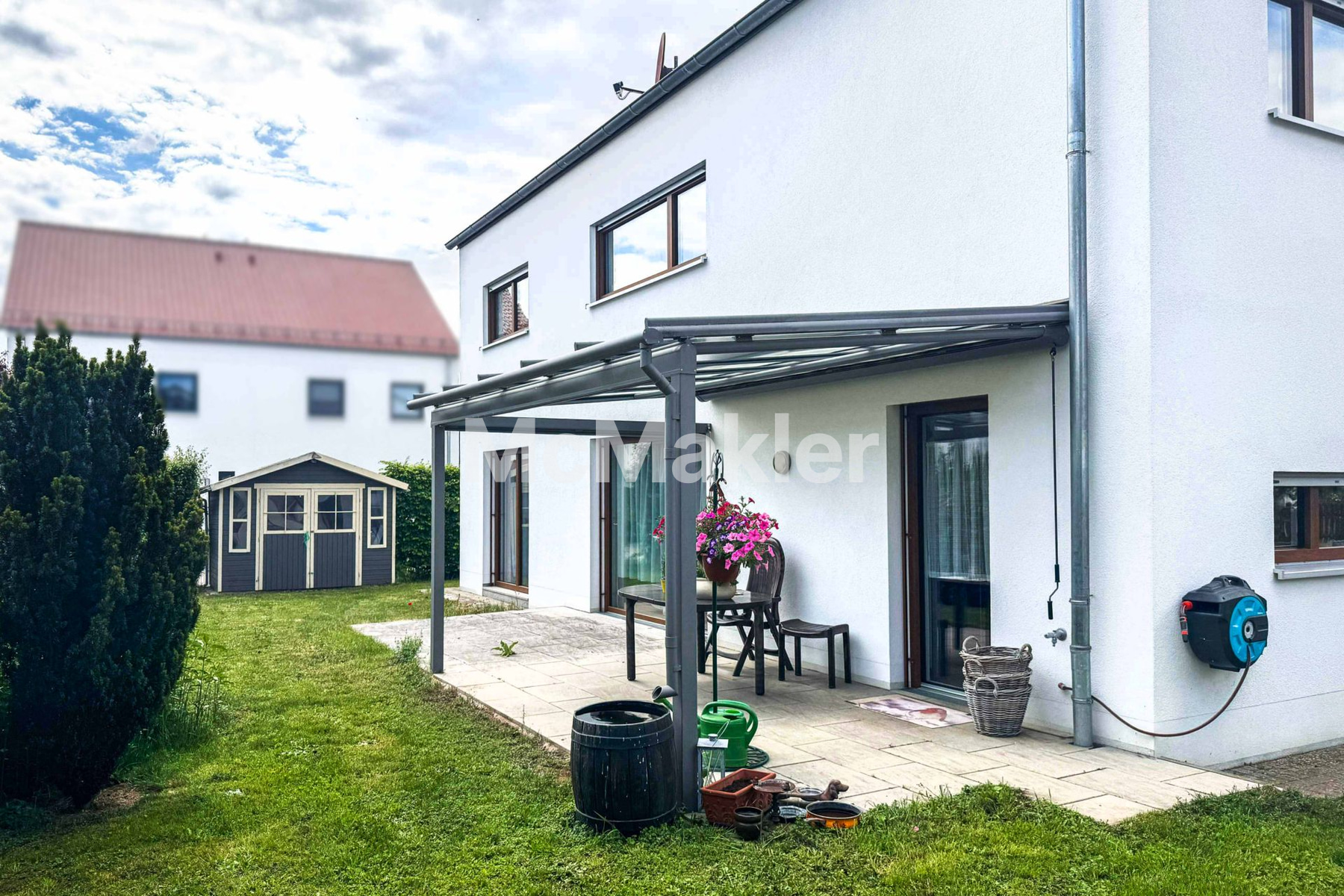 Modernes Einfamilienhaus mit Garten und Garage in familienfreundlicher Lage