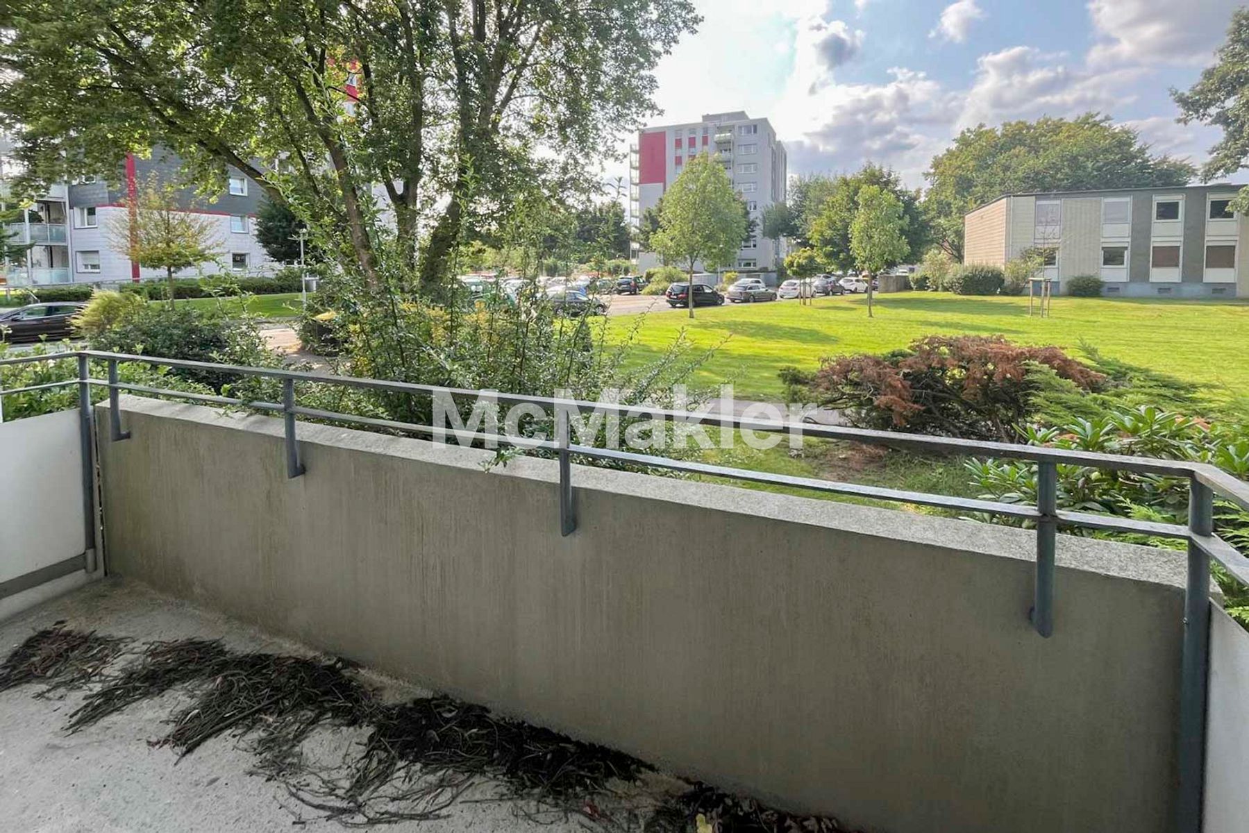 Paketverkauf - Zwei bezugsfreie 3-Zimmer-Whg mit zwei Reihengaragen