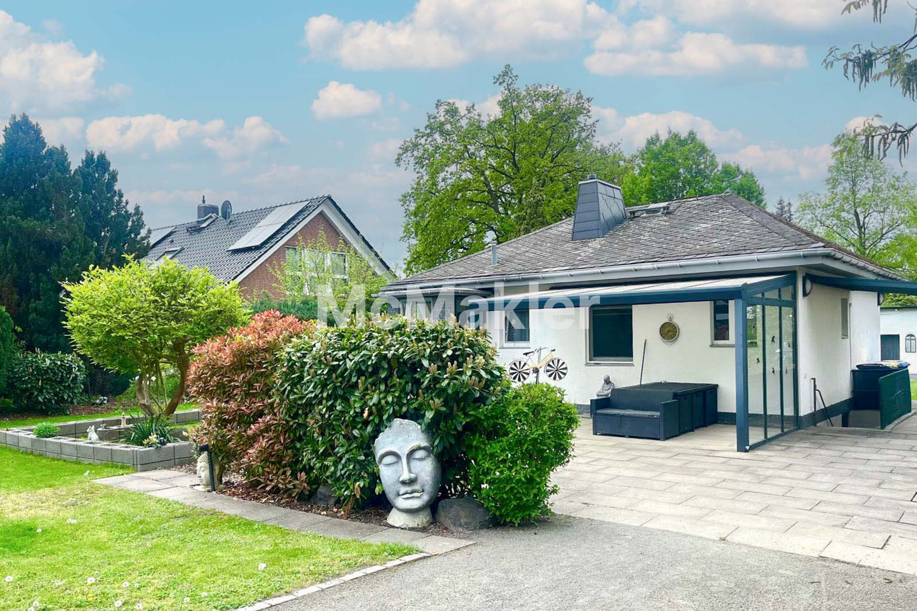 Modernisierter Bungalow mit großem Garten und zwei Terrassen in Steglitz-Zehlendorf