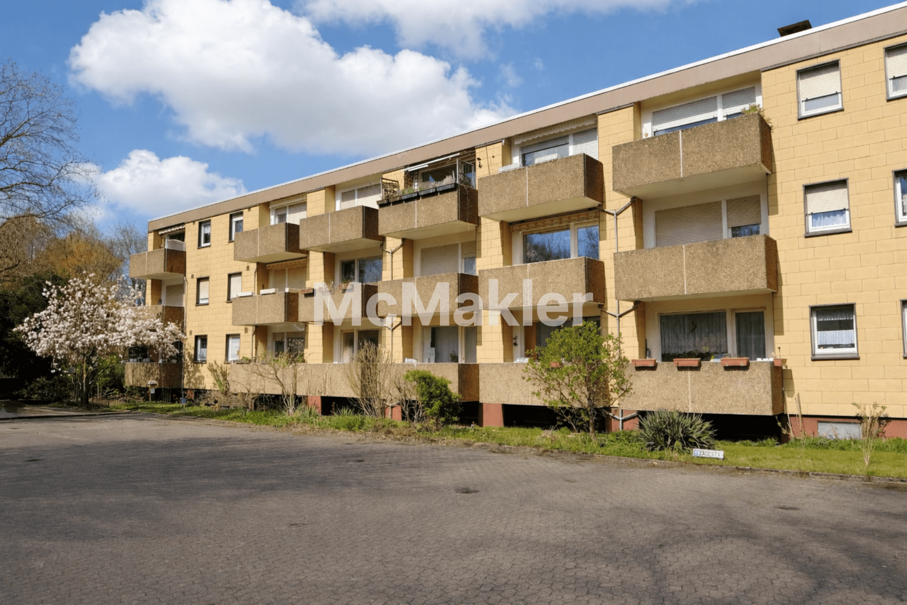 Preiswert: solides Appartement mit Stellplatz & Balkon am Grünzug
