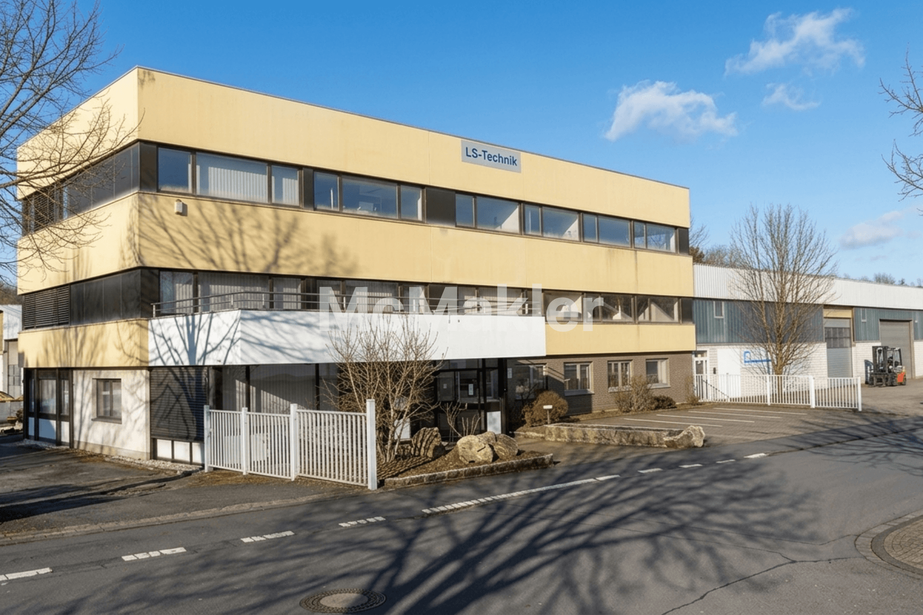 Flexible Hallen- und Büroimmobilie mit Entwicklungspotenzial und optimaler Verkehrsanbindung
