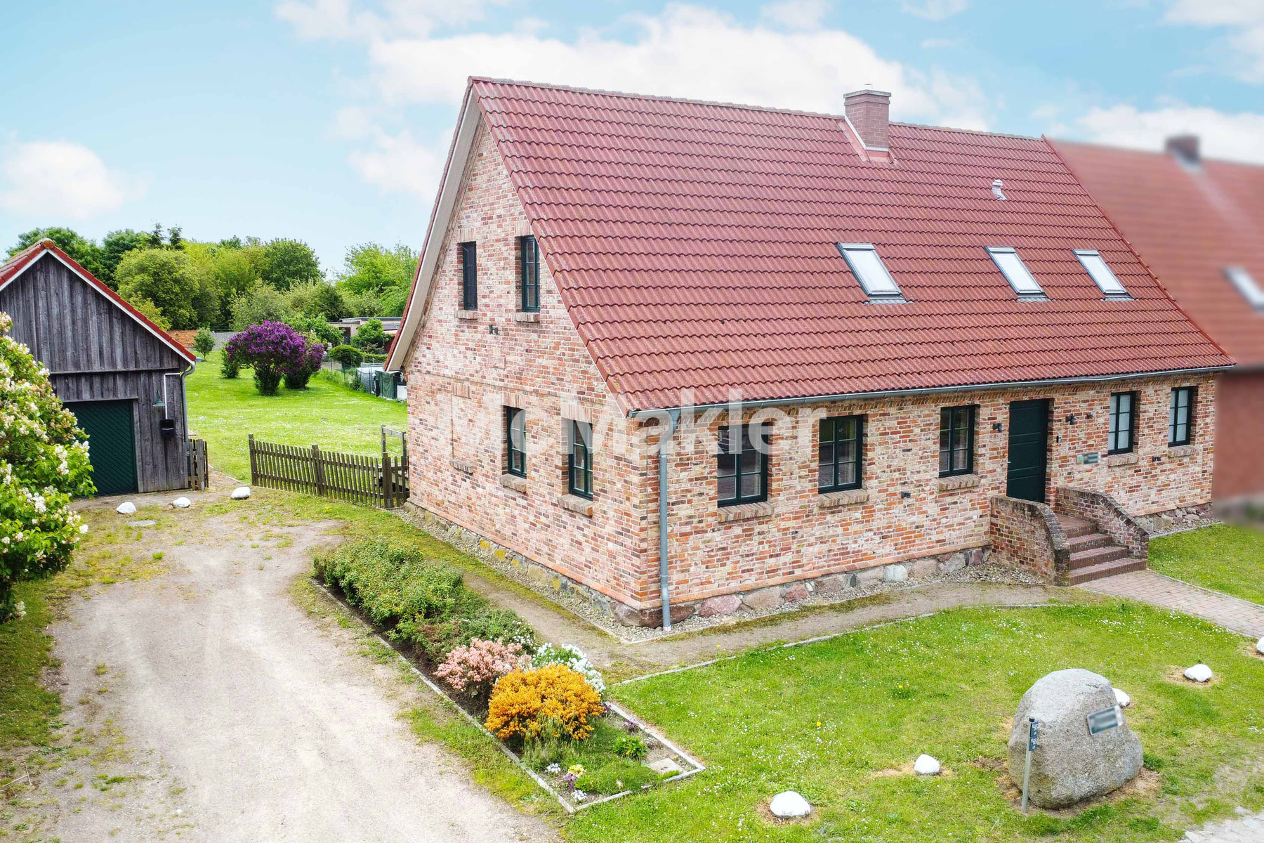 Zeitlose Eleganz trifft ländliche Idylle: Exklusive Doppelhaushälfte mit traumhaftem Grundstück
