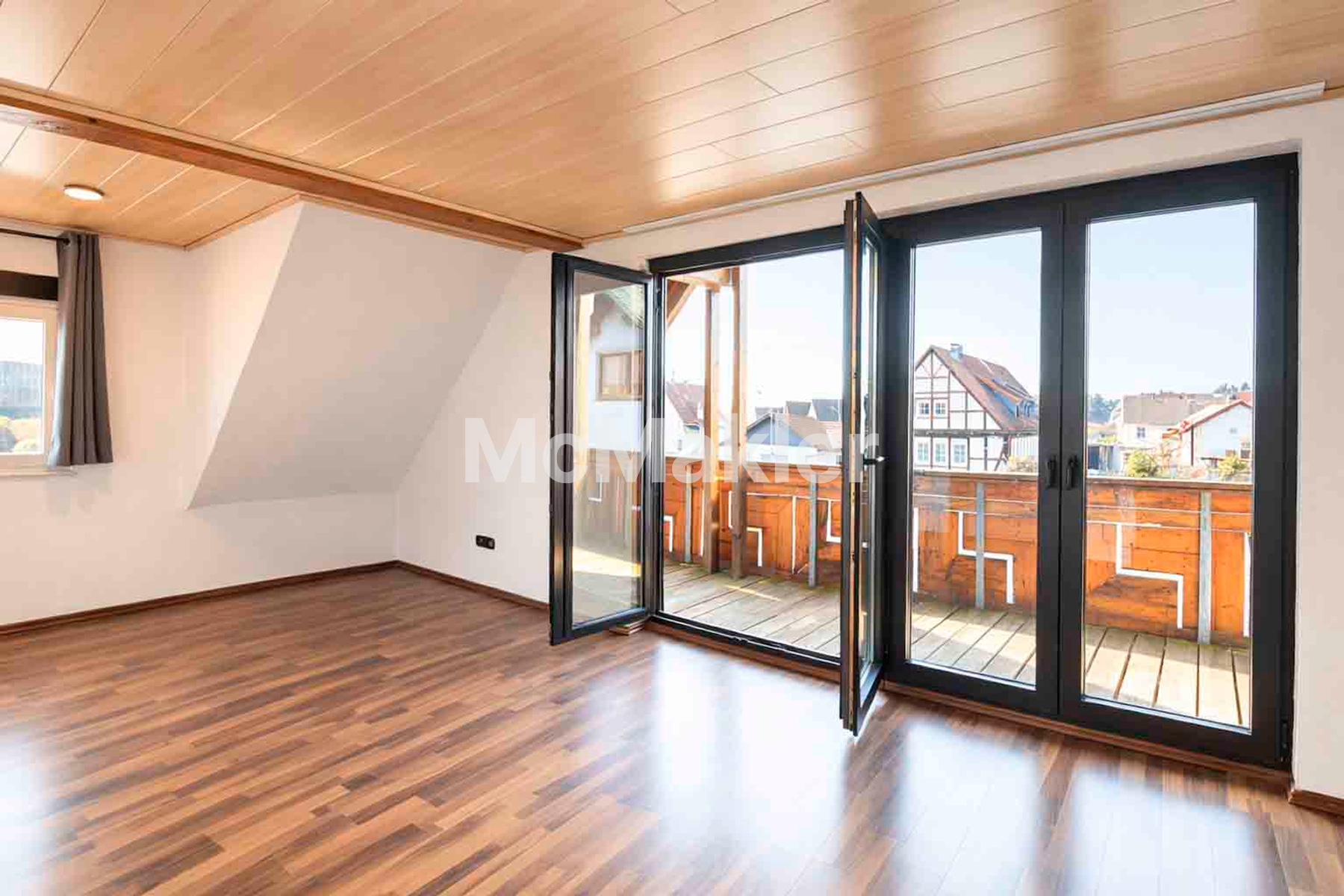Fast wie ein eigenes Haus – charmante Maisonette-Wohnung mit Kamin, Balkon & Dachstudio
