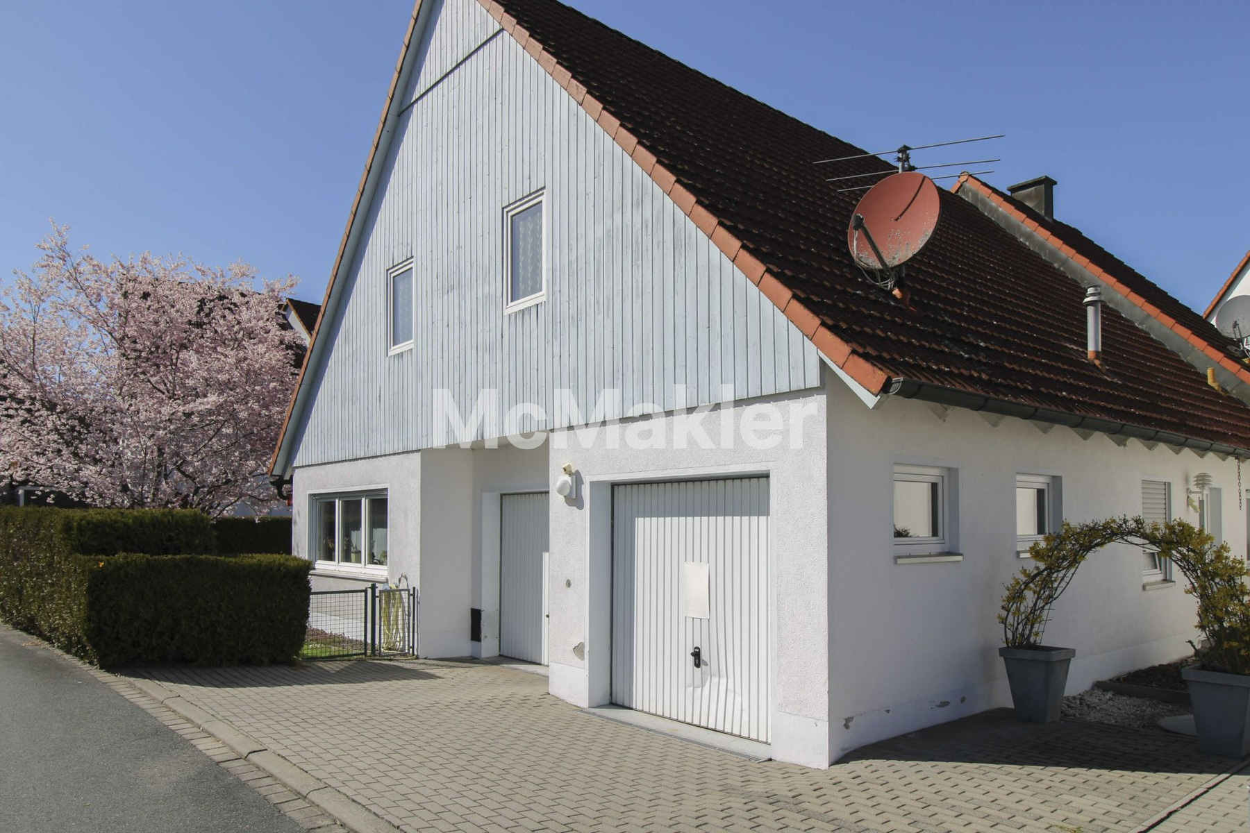 Gepflegte Doppelhaushälfte mit Garten, Terrasse und Garage in familienfreundlicher Lage!