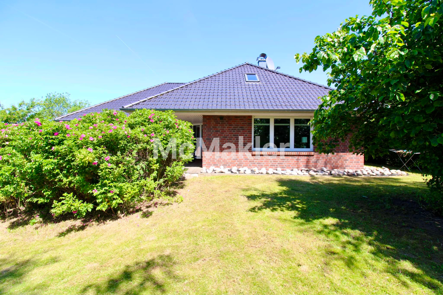 Hochwertiger Premium-Bungalow mit außergewöhnlichem Ambiente und parkähnlichem Garten