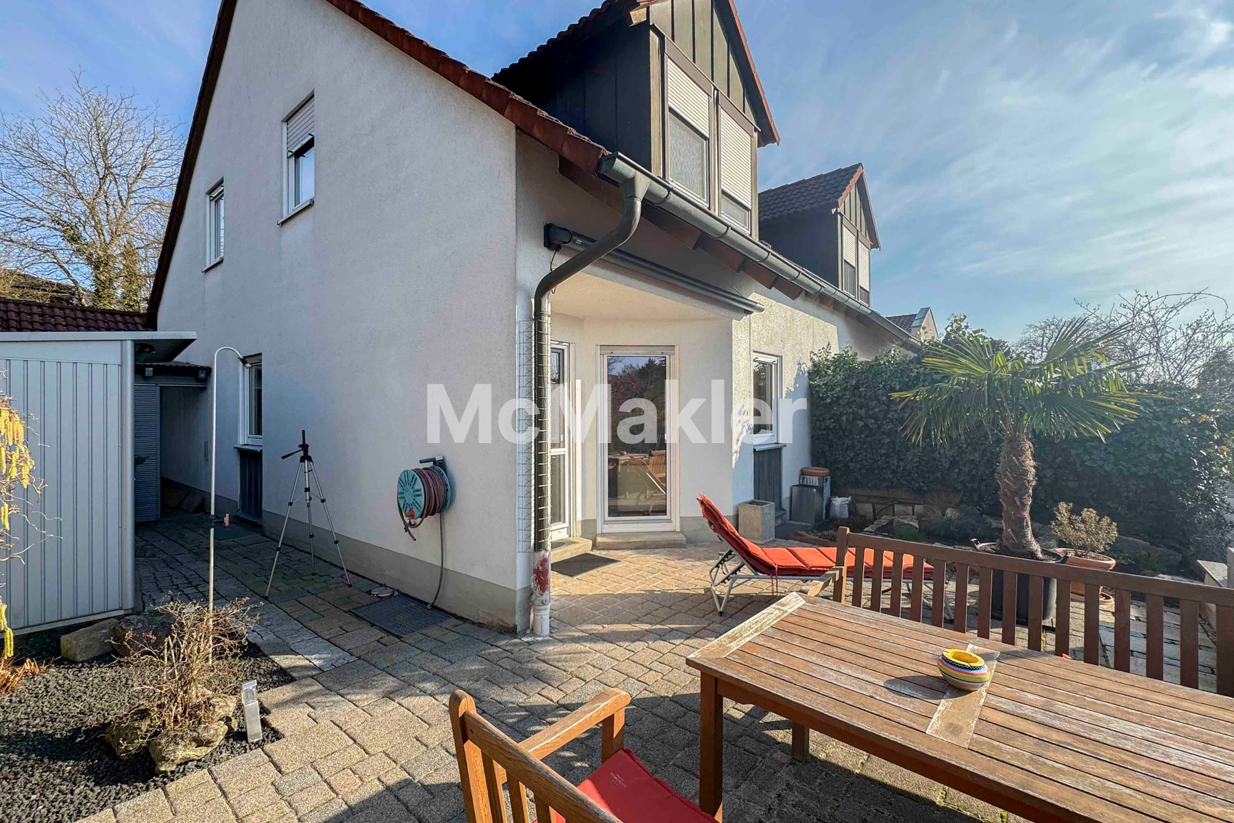 Attraktive Doppelhaushälfte mit Westterrasse, Kachelofen & Garage in ruhiger Lage
