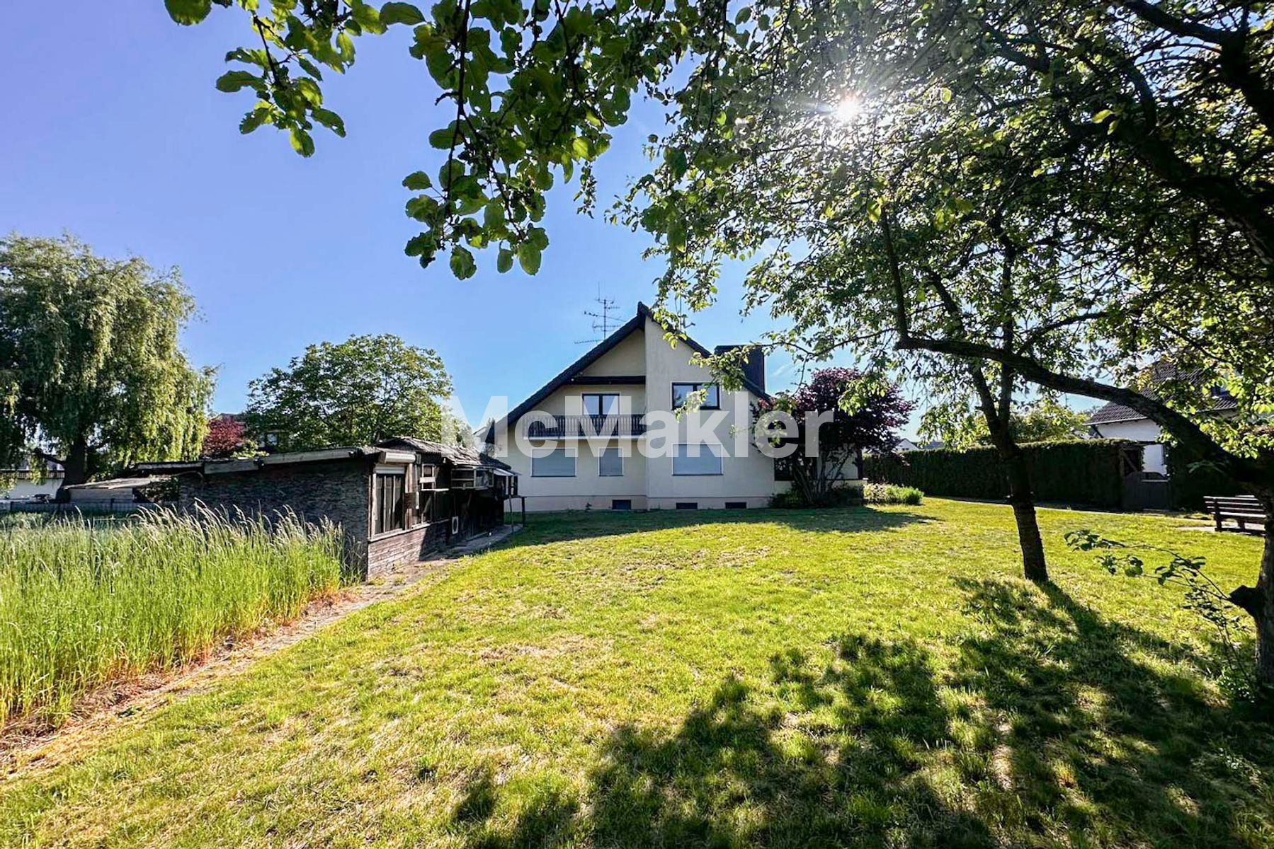 Großzügiges Zweifamilienhaus mit Traumgarten, Balkon, Wintergarten & Doppelgarage