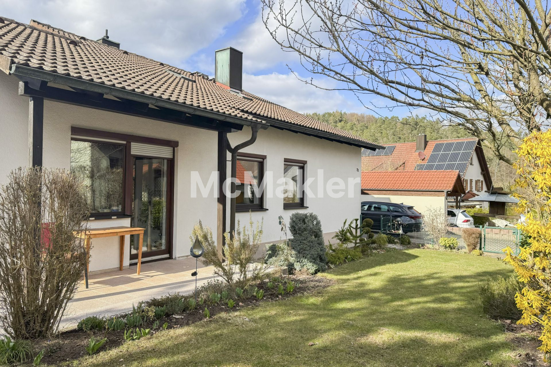 Traumgarten mit Südwestlage, Terrassen und Garagen – Einfamilienhaus in ruhiger Lage