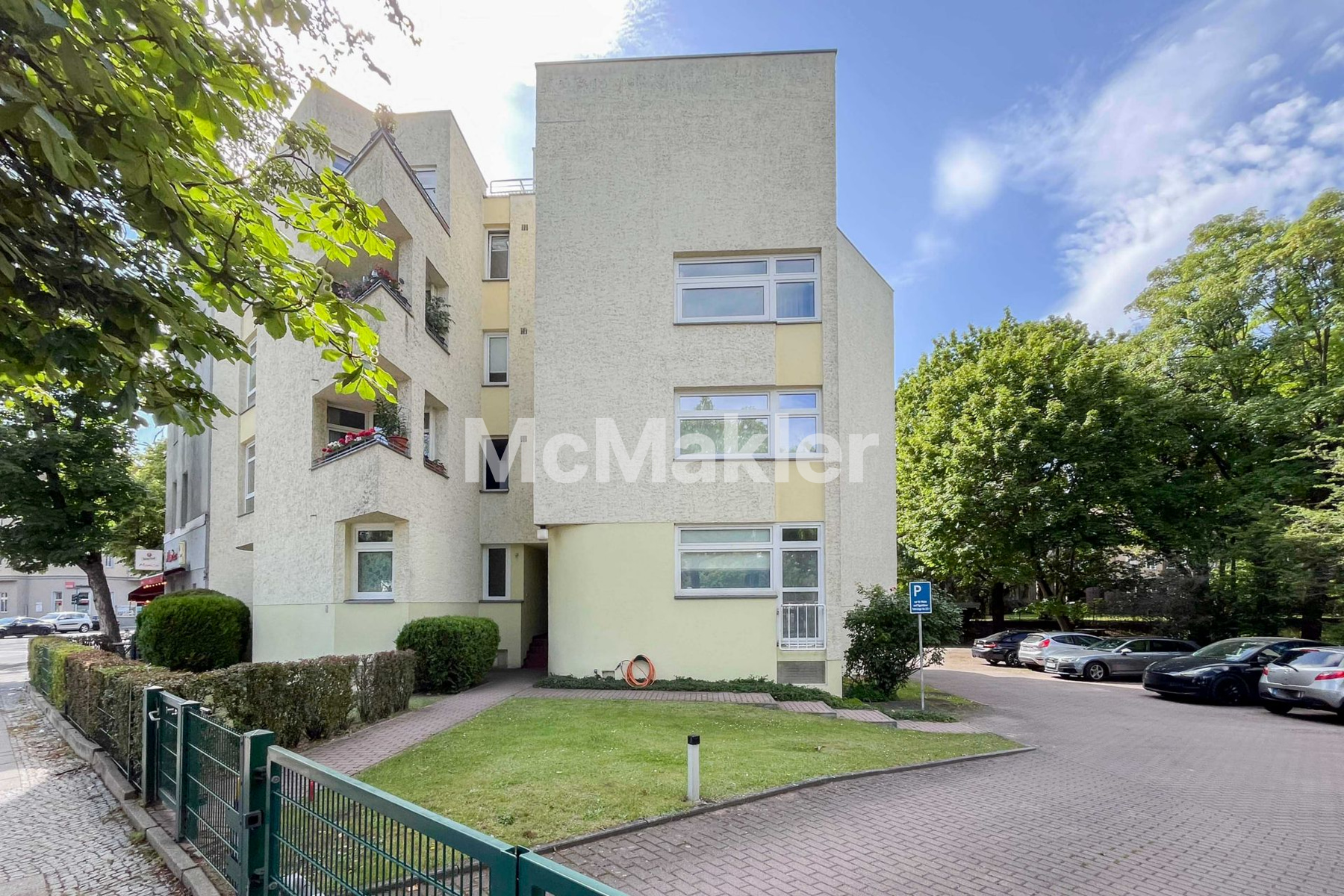 2 Zimmer, Balkon ins Grüne und eigener Stellplatz – hier entsteht Ihr neues Zuhause