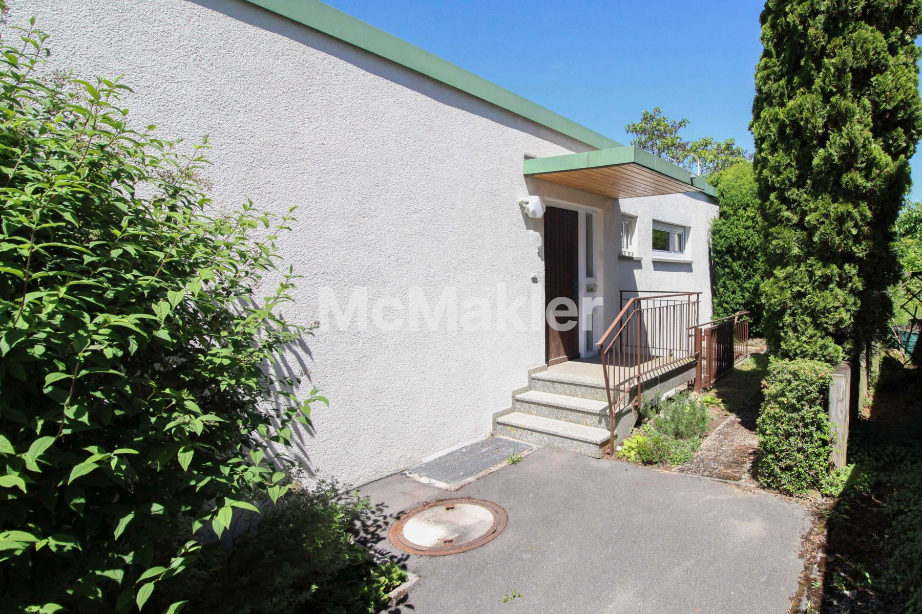 Wohnen auf einer Ebene: Bungalow mit Garten, Terrasse, Garagenstellplatz und Stellplatz davor