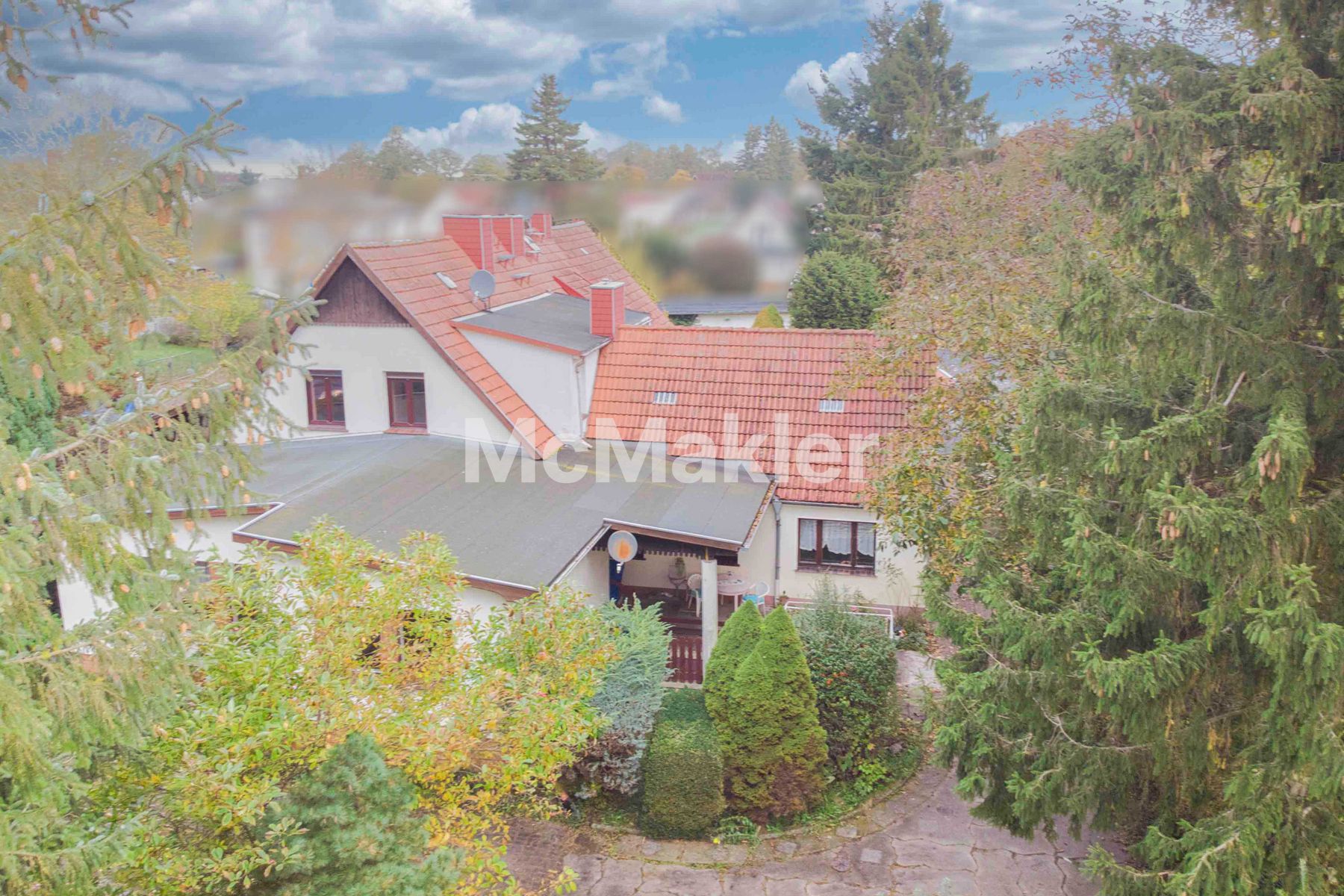 Zuhause inkl. Garten, 2 Garagen und Carportstellplatz in Wassernähe