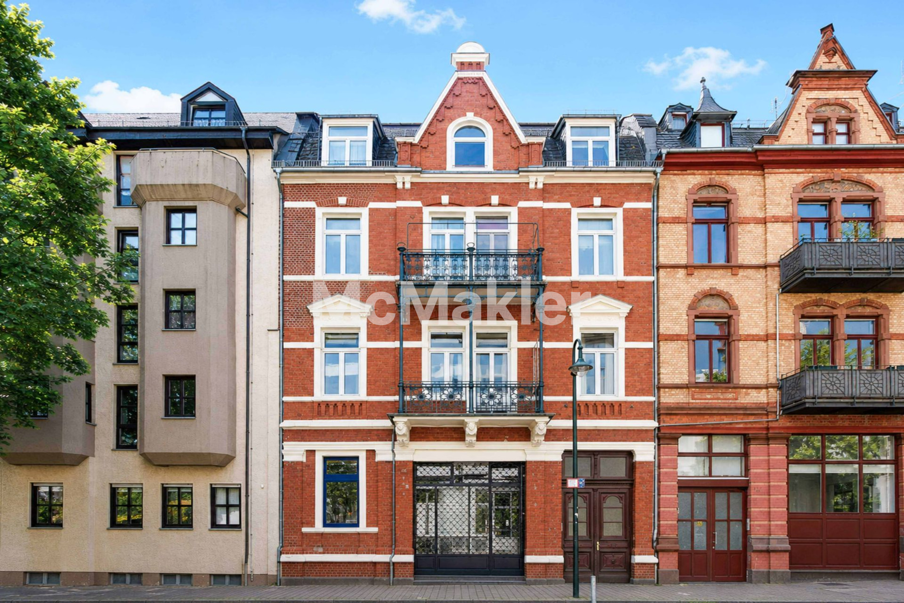 Lichtdurchflutete Dachgeschosswohnung mit Altbaucharme in zentraler Wiesbadener Lage