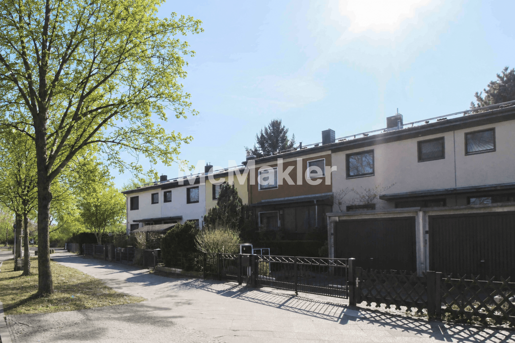 Familienglück in ruhiger Sackgasse – Reihenhaus mit Garten, Garage, Keller und Sauna in Mariendorf