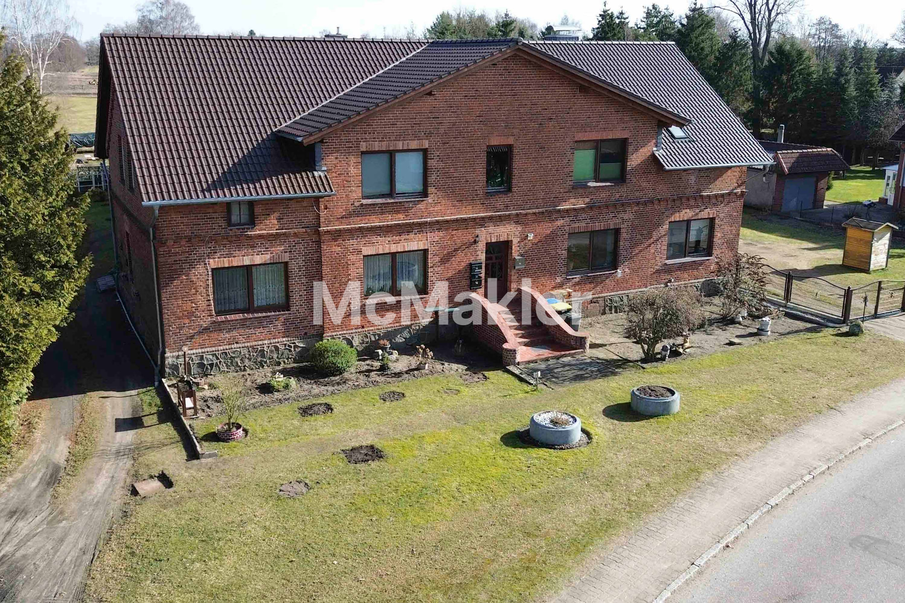 Viel Platz für Mensch und Tier: Teilmodernisiertes MFH mit großer Stallung und viel Grün in Lüblow