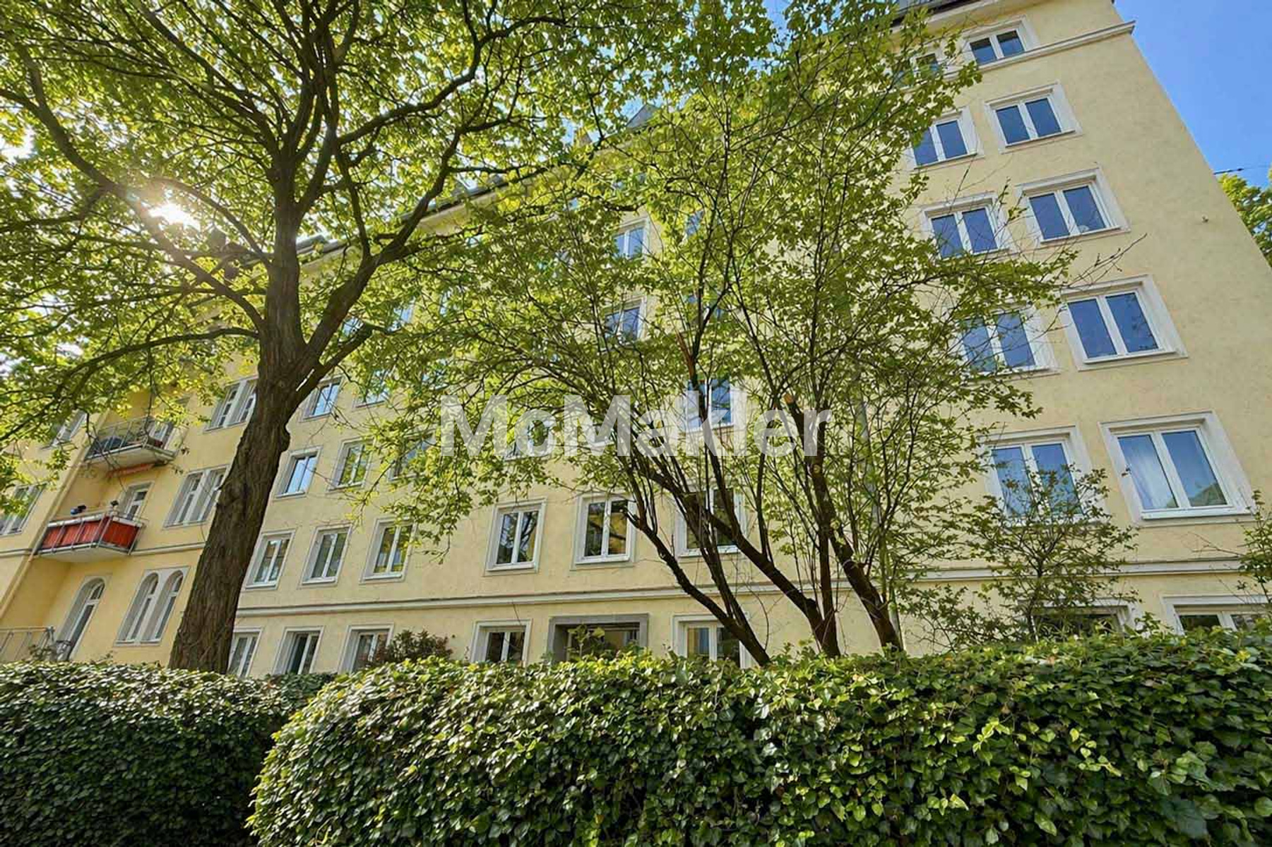 Beste Lage in Schwabing: 4,5-Zimmer mit 2 Bäder, Balkon zum Innenhof, mit lebenslangem Wohnrecht.
