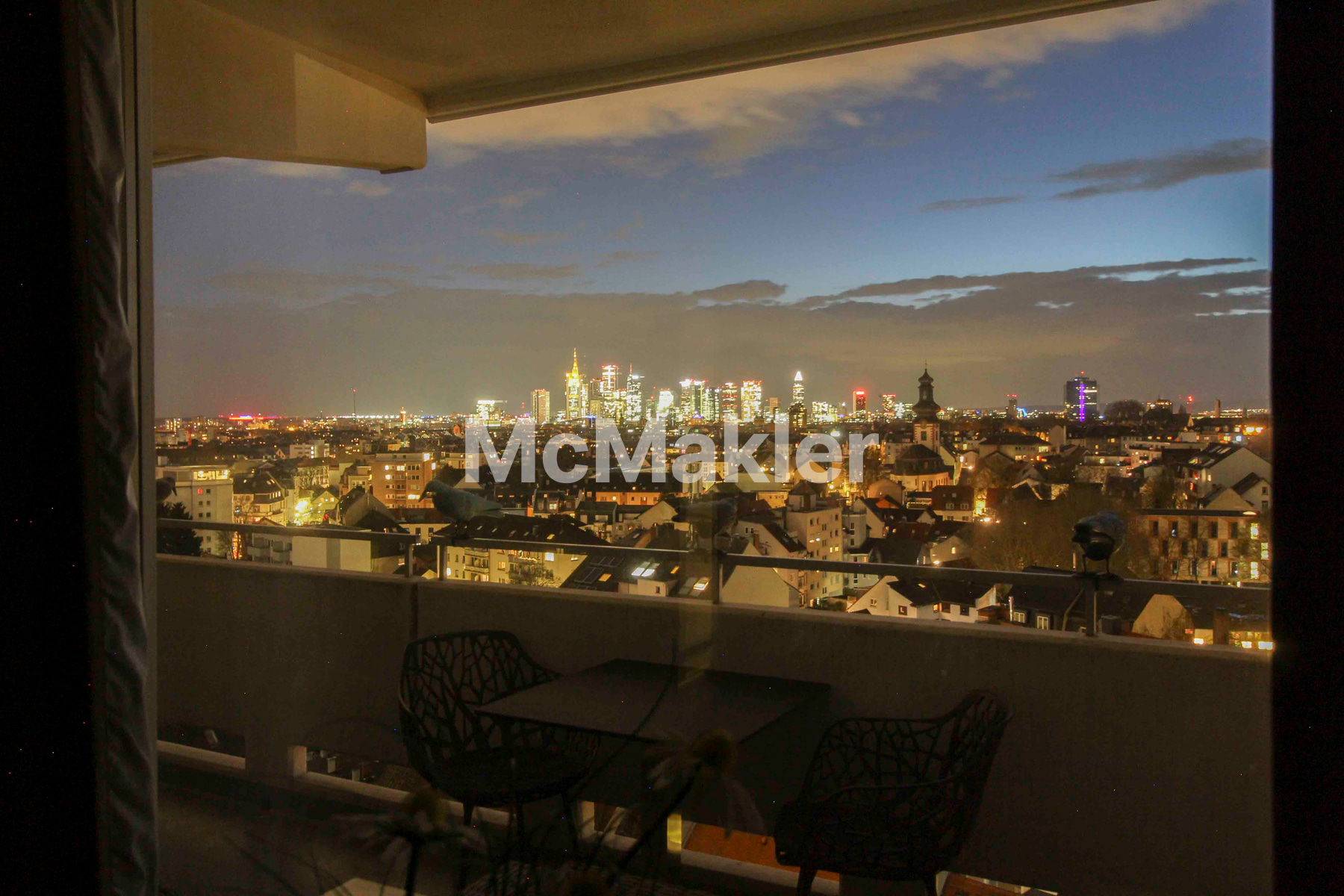 Skylineblick im 10. OG: Stilvoll modernisierte 2-Zimmer-Wohnung in Top-Lage Frankfurt