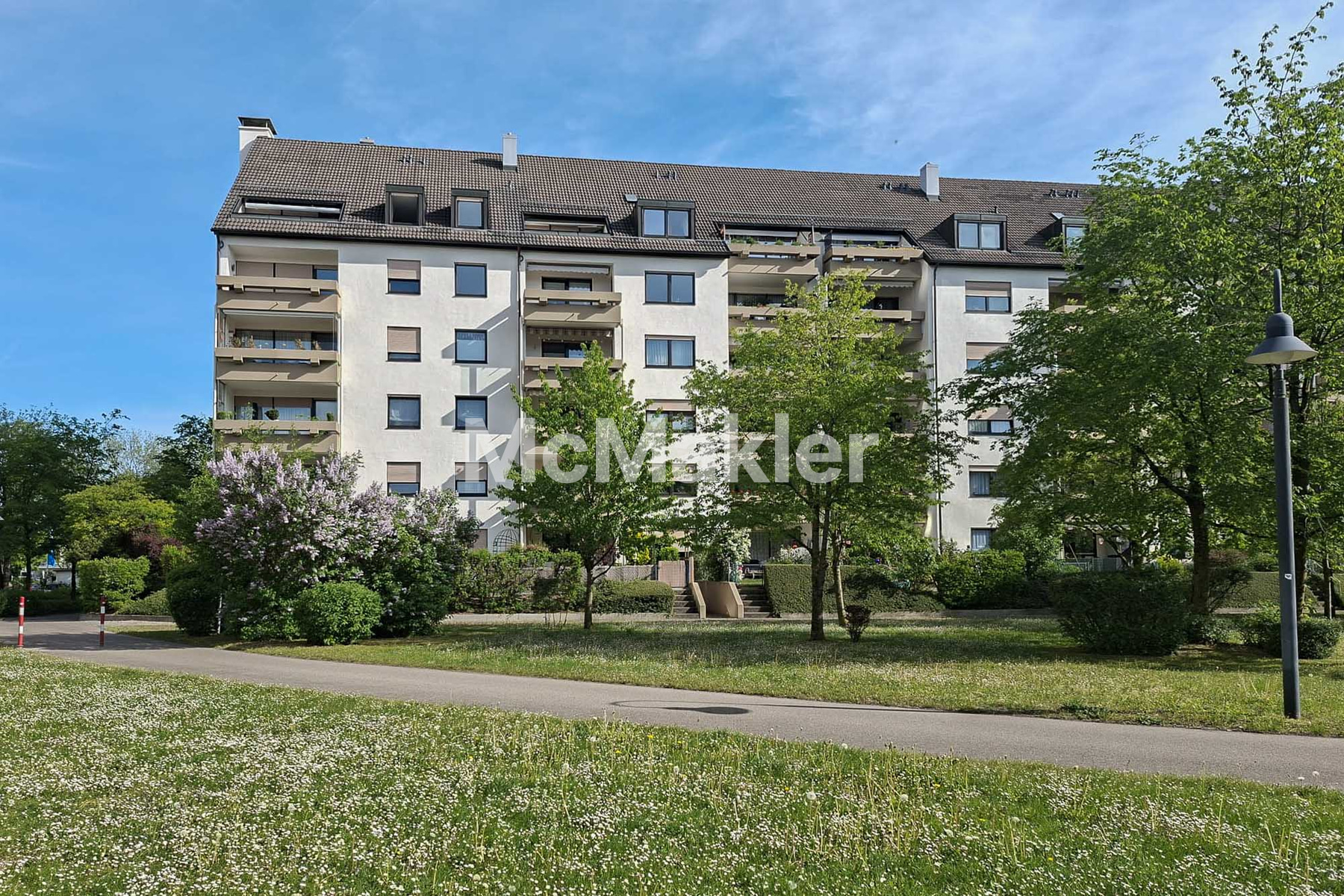 Ihr neues Zuhause in Augsburg: Großzügige 4-Zimmer-Wohnung mit Loggia inkl. TG-Stellplatz