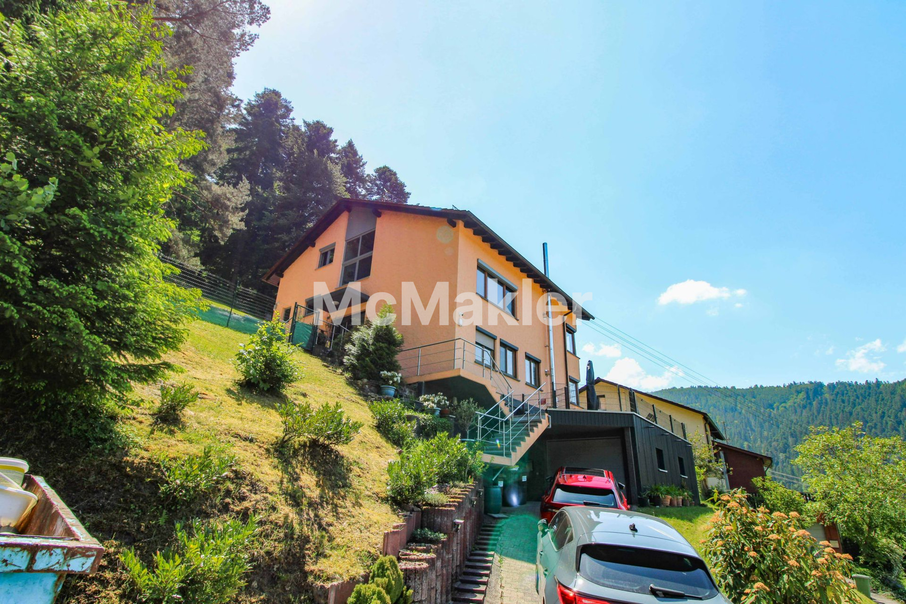 Ruhig gelegenes Wohnhaus mit hochwertiger Modernisierung und traumhaftem Blick über Calmbach