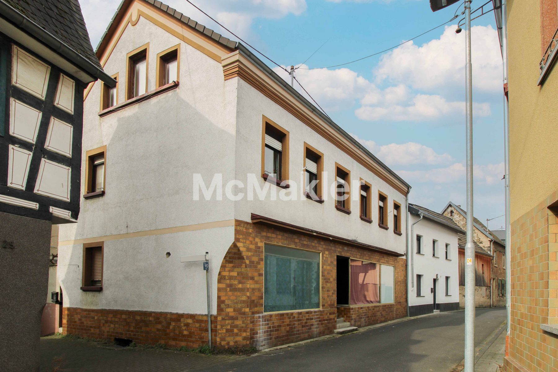 Bezugsfreies Mehrfamilienhaus mit 3 WE und 1 GE in Leutesdorf am Rhein