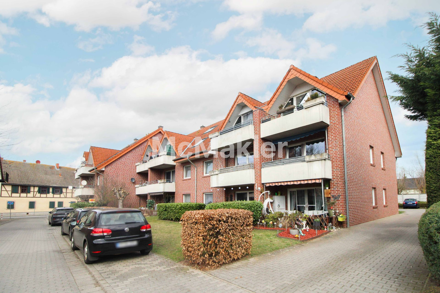 Helle Dachgeschosswohnung mit Balkon und Stellplatz in ruhiger Sackgassenlage