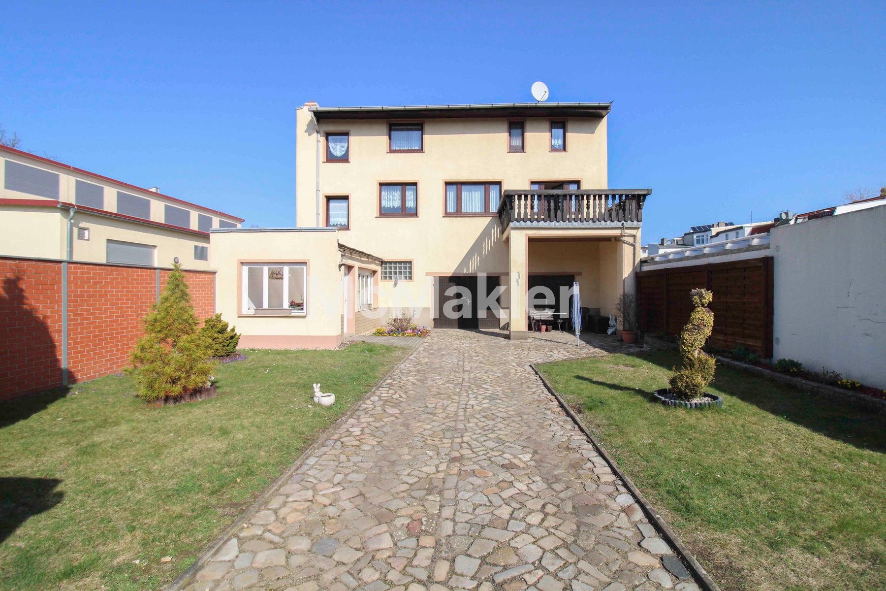 Einfamilienhaus mit Ausbaupotenzial, Garagen und Wintergarten – innenstadtnah