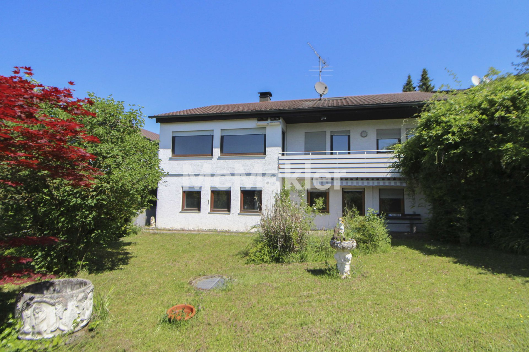 Freistehendes Einfamilienhaus mit ELW, großem Garten und 3 Garagen auf 1.443 m² Grundstück