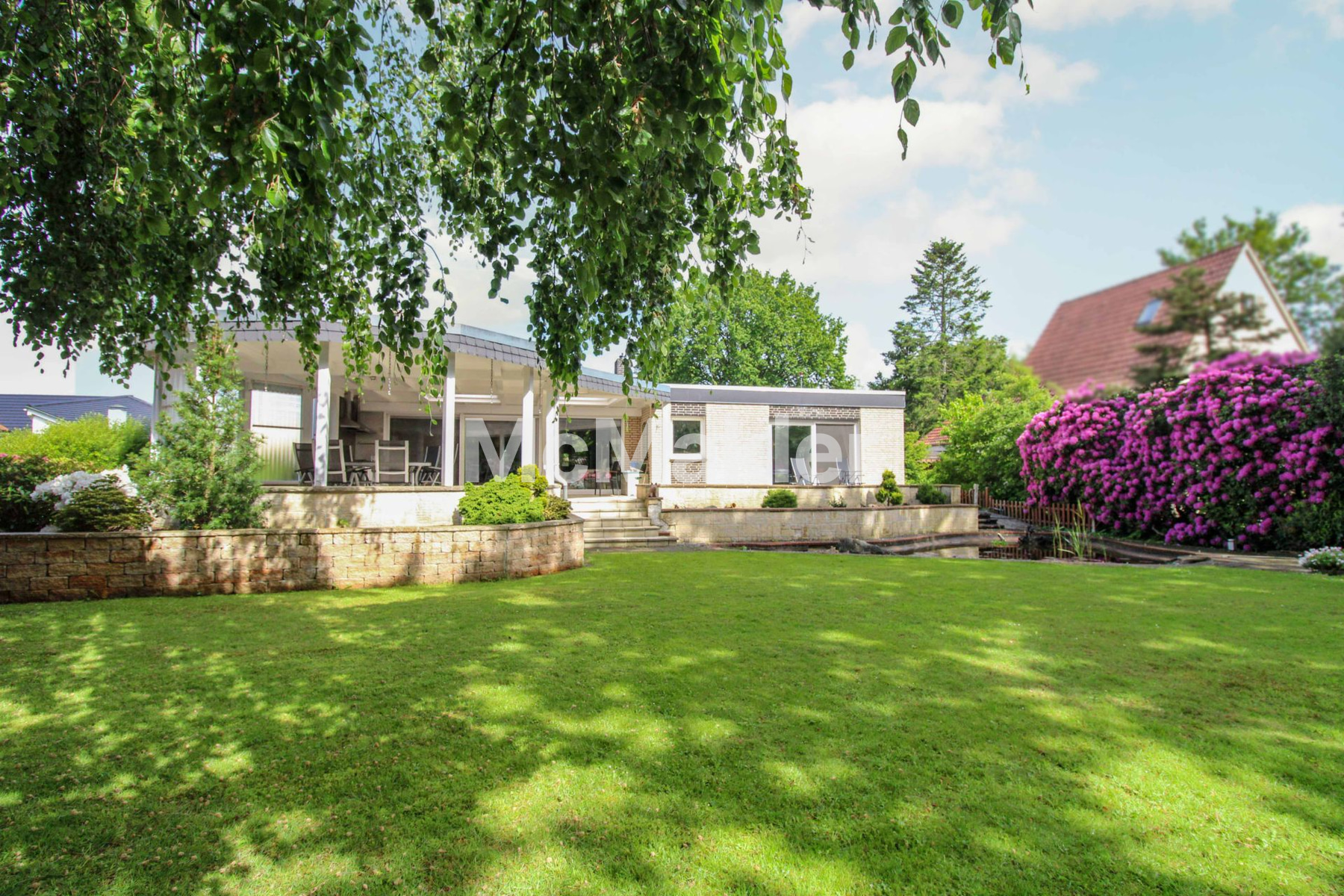 Beispielloser Bungalow mit traumhaften Garten, Teich und Pavillon mit Outdoor-Küche