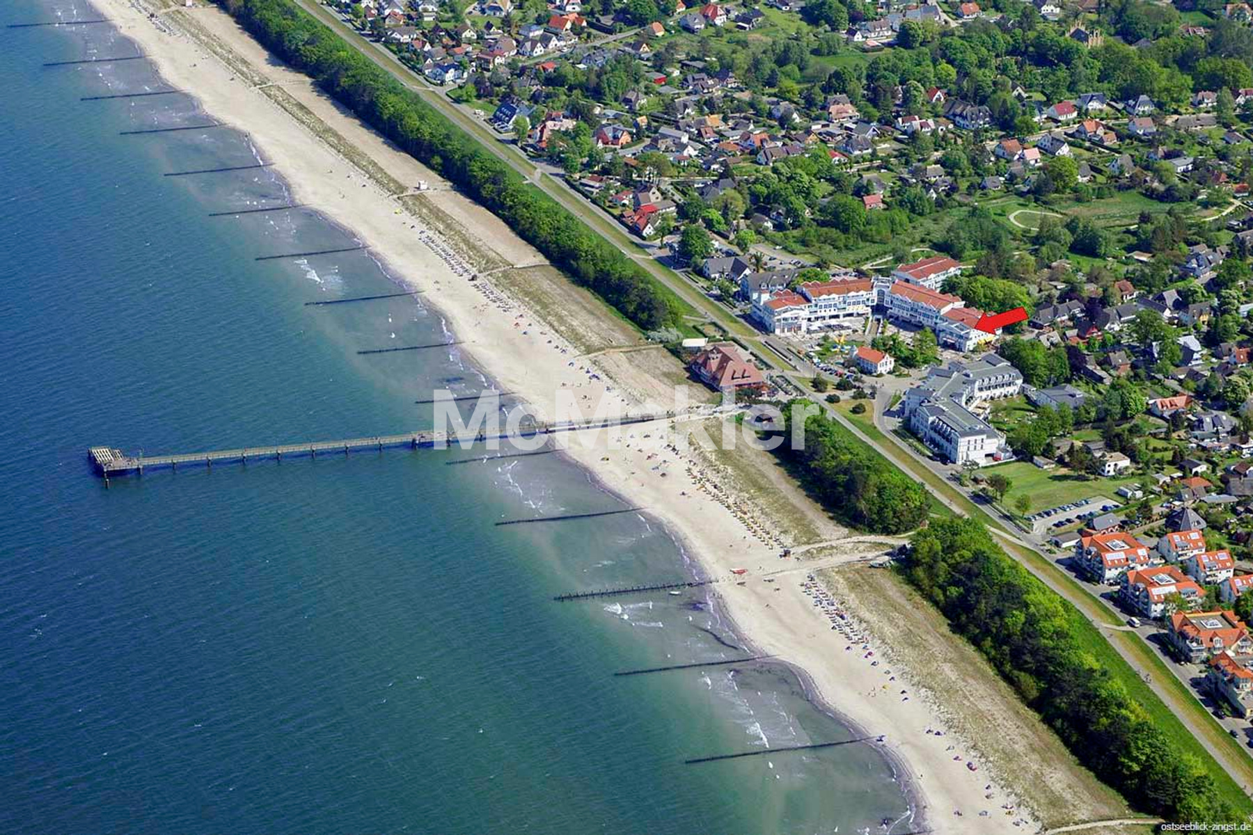 Exklusive Chance: Stilvolle 3-Zi.-Wohnung in erster Reihe am Meer mit Eckbalkon und Ostseeblick