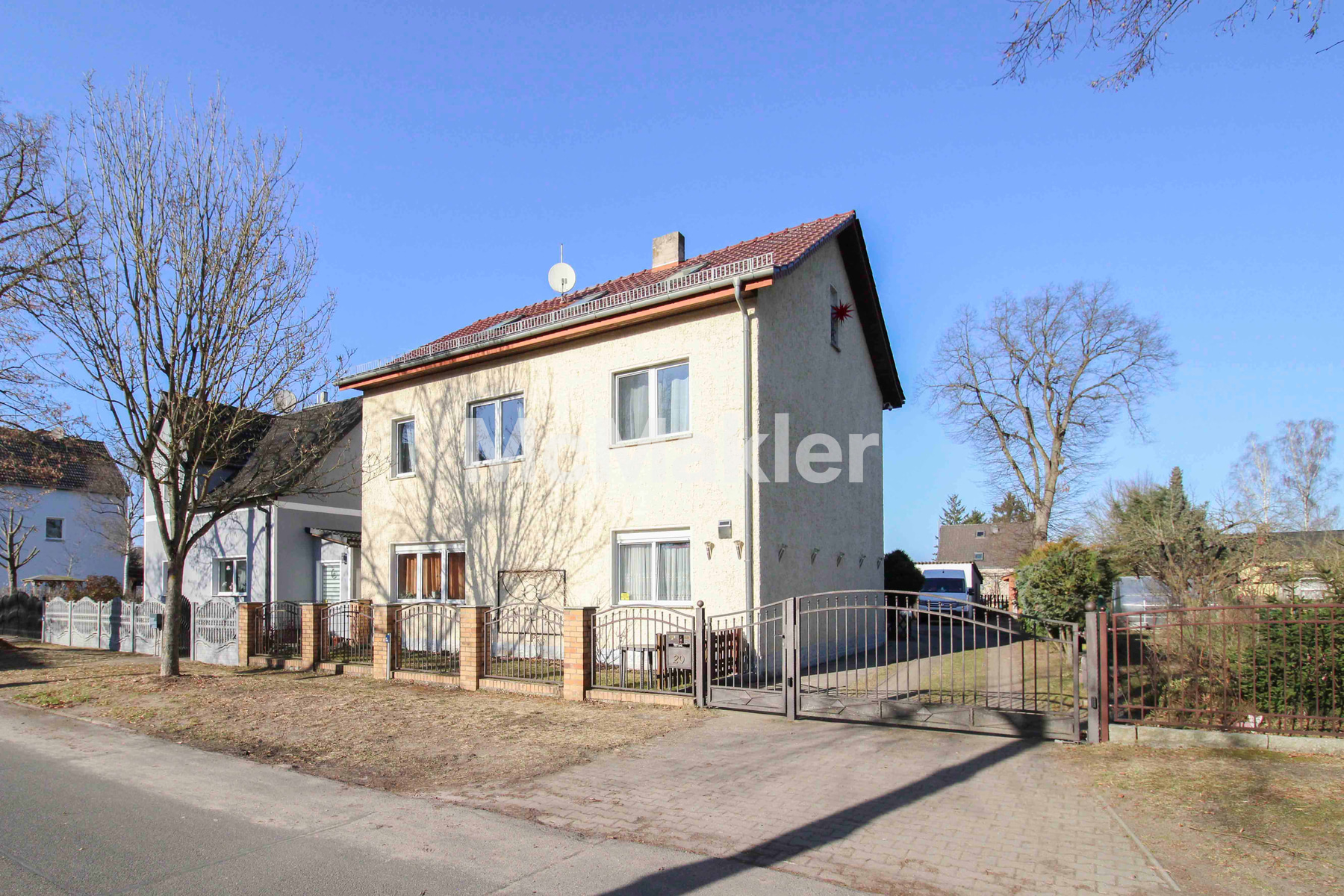 Viel Platz für die ganze Familie – Großes Einfamilienhaus mit Pool und Nebengelass in Friedrichsthal