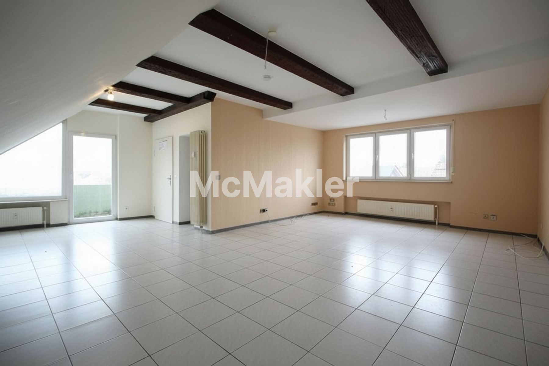 Renovierungsbedürftige, helle 3 Zimmer Wohnung mit Balkon in Astheim