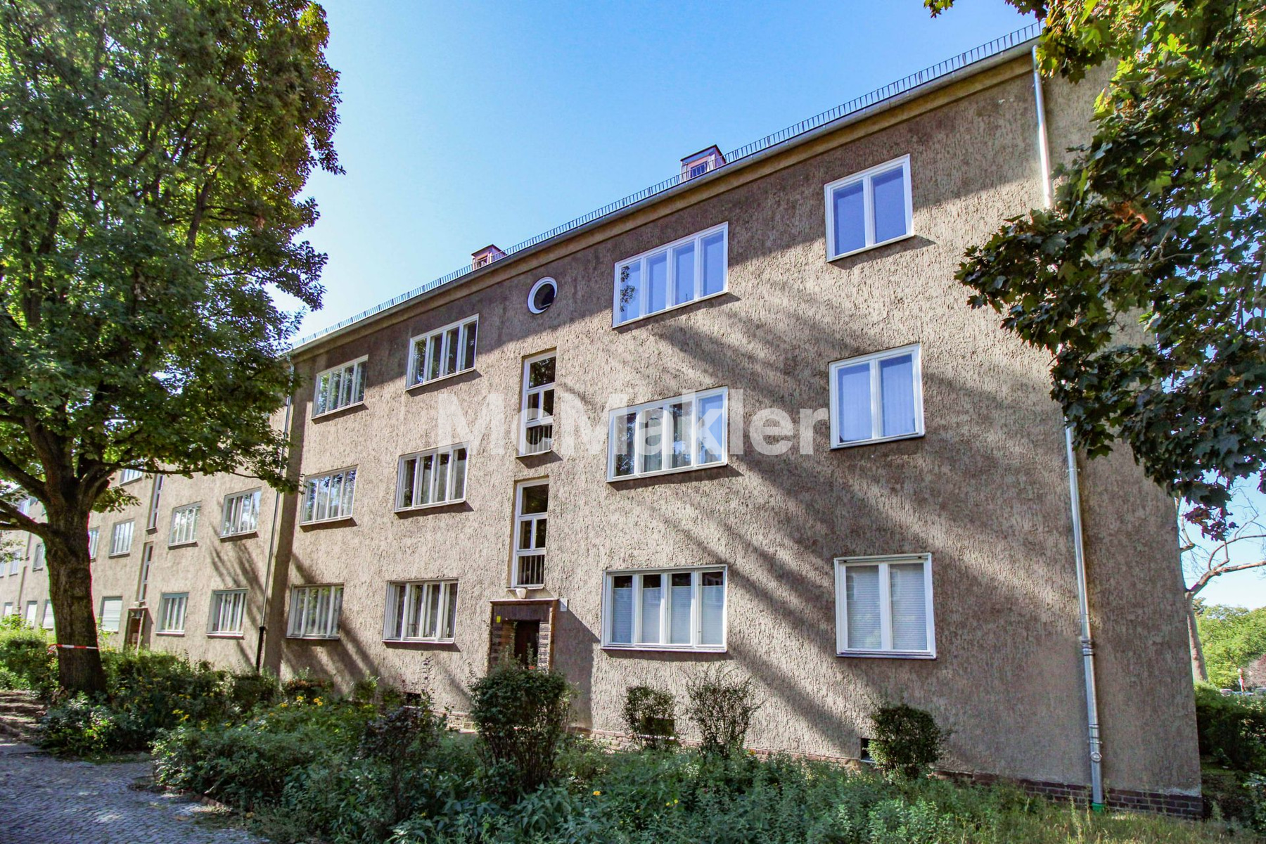 Bezugsfreie, charmante 4 Zimmerwohnung mit Loggia im denkmalgeschützten Objekt