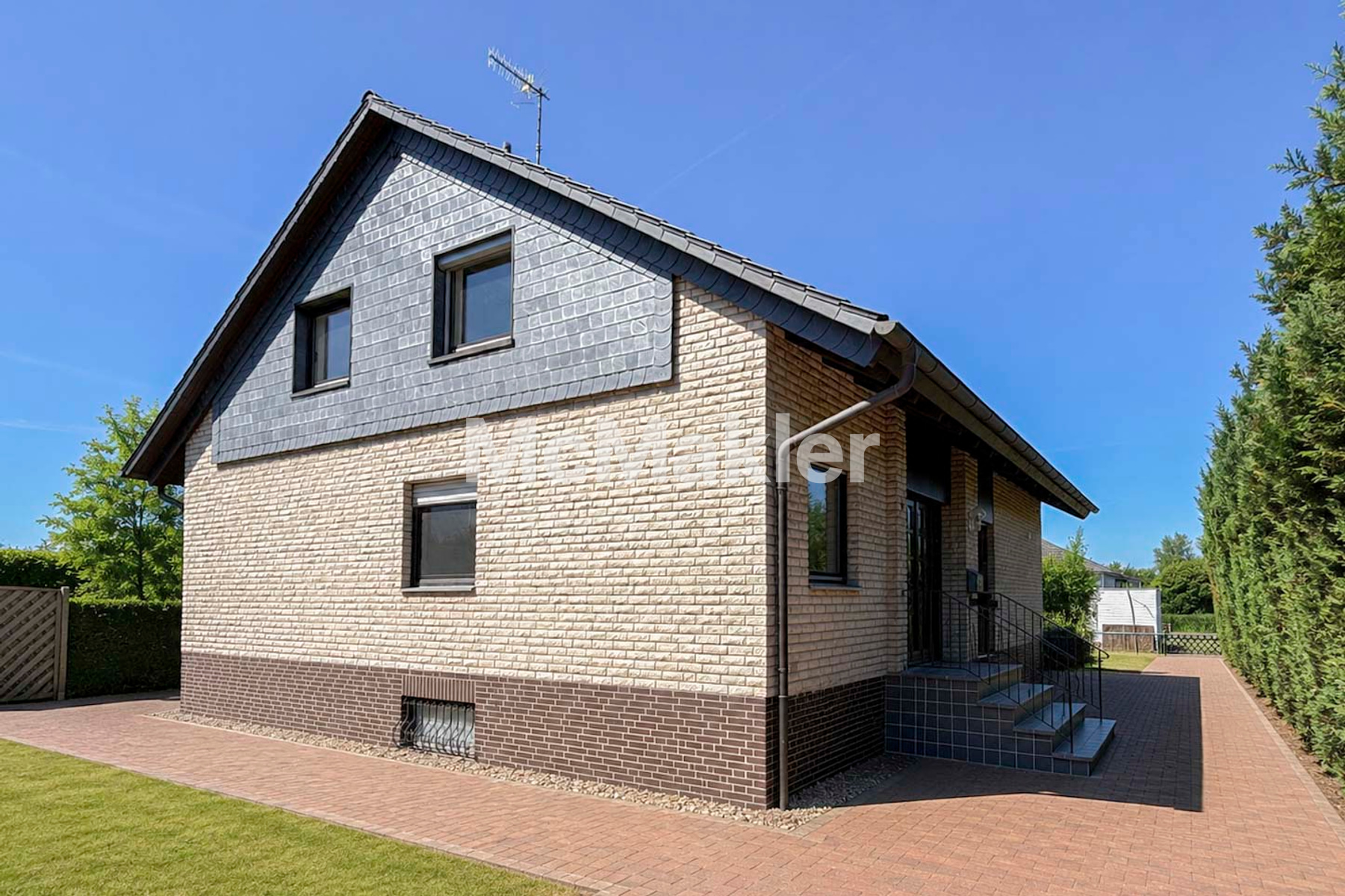 Einfamilienhaus mit großem Grundstück, 5 Garagen & Baupotenzial